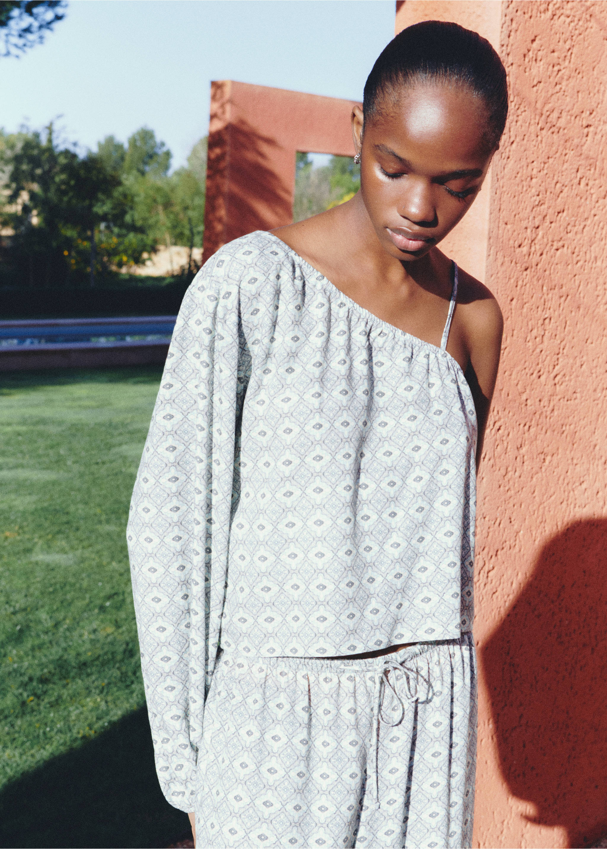 Asymmetrical printed blouse - Details of the article 5, Light/Pastel Grey. Ref: 87054788-00.