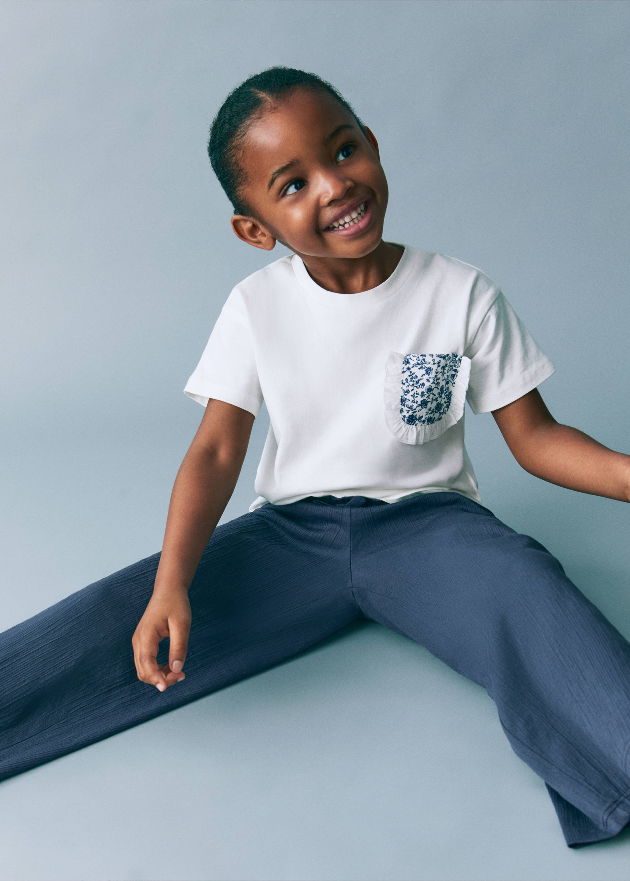 T-Shirt mit aufgesetzter Tasche - Detail des Artikels 6, Cremeweiß. Ref: 87054797-00.