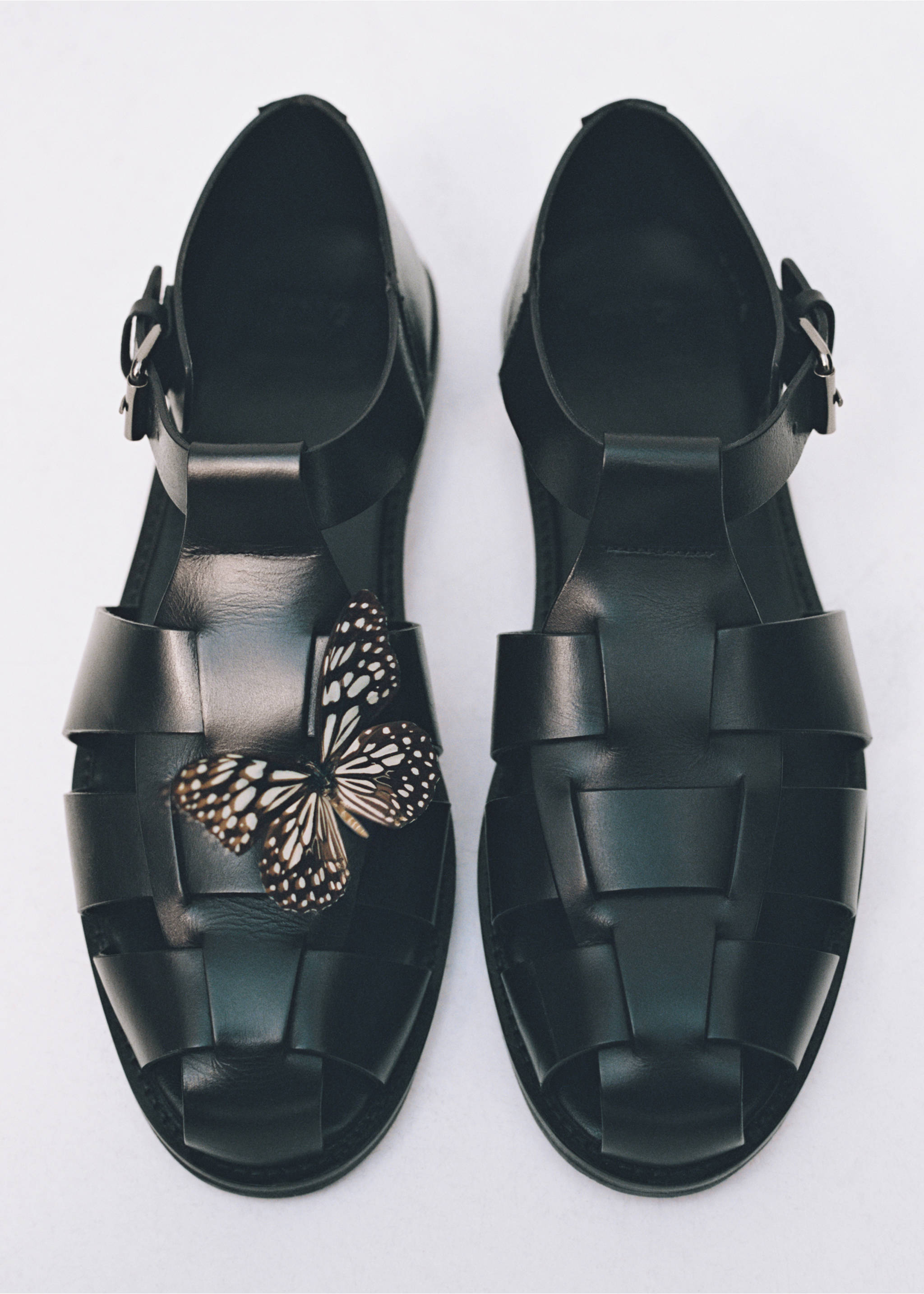 Strandsandale aus Leder - Detail des Artikels 3, Schwarz. Ref: 87054799-00.