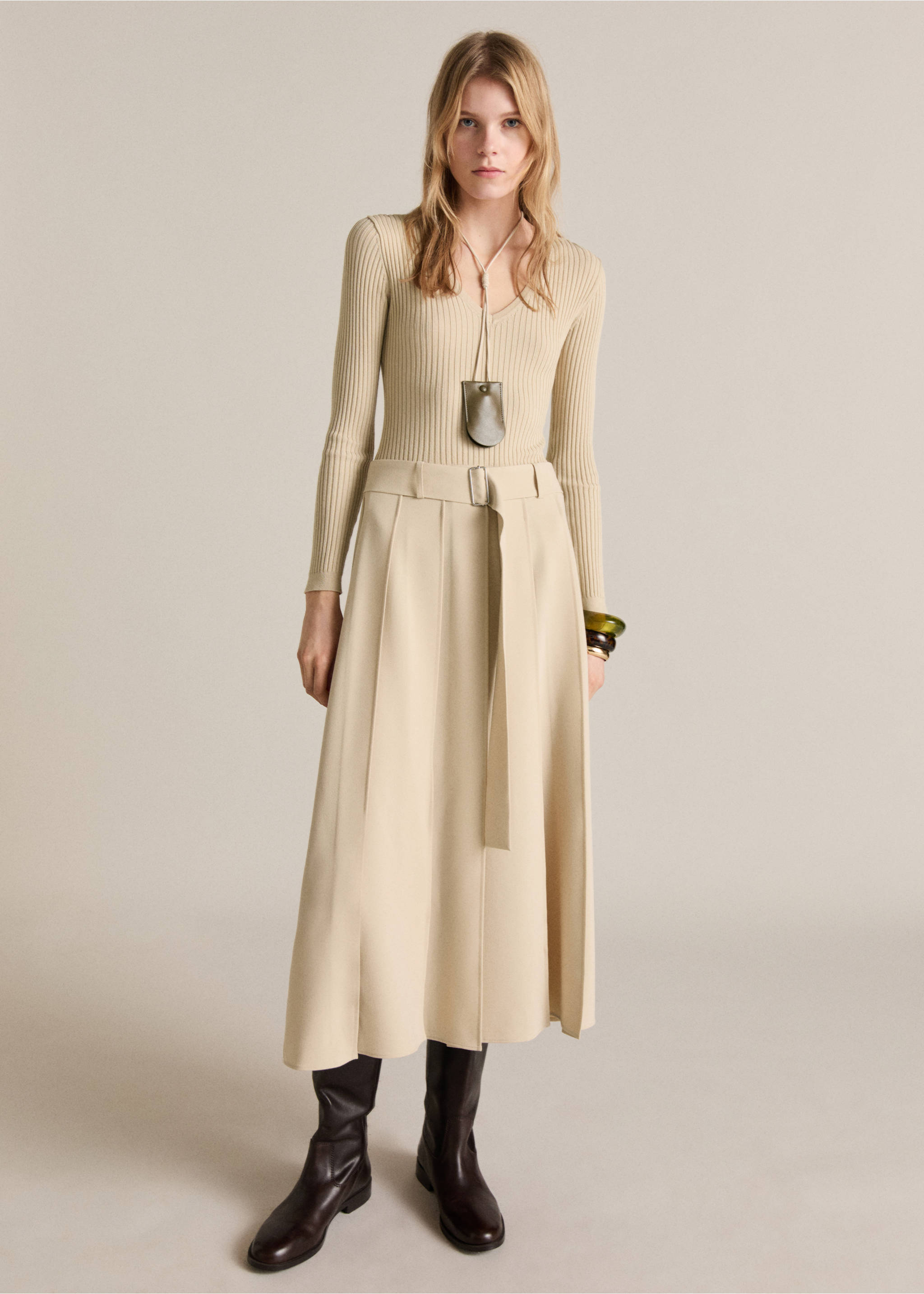 Gürtelkleid aus kombiniertem Stoff - Allgemeine Ansicht, Ecru. Ref: 87054803-00.