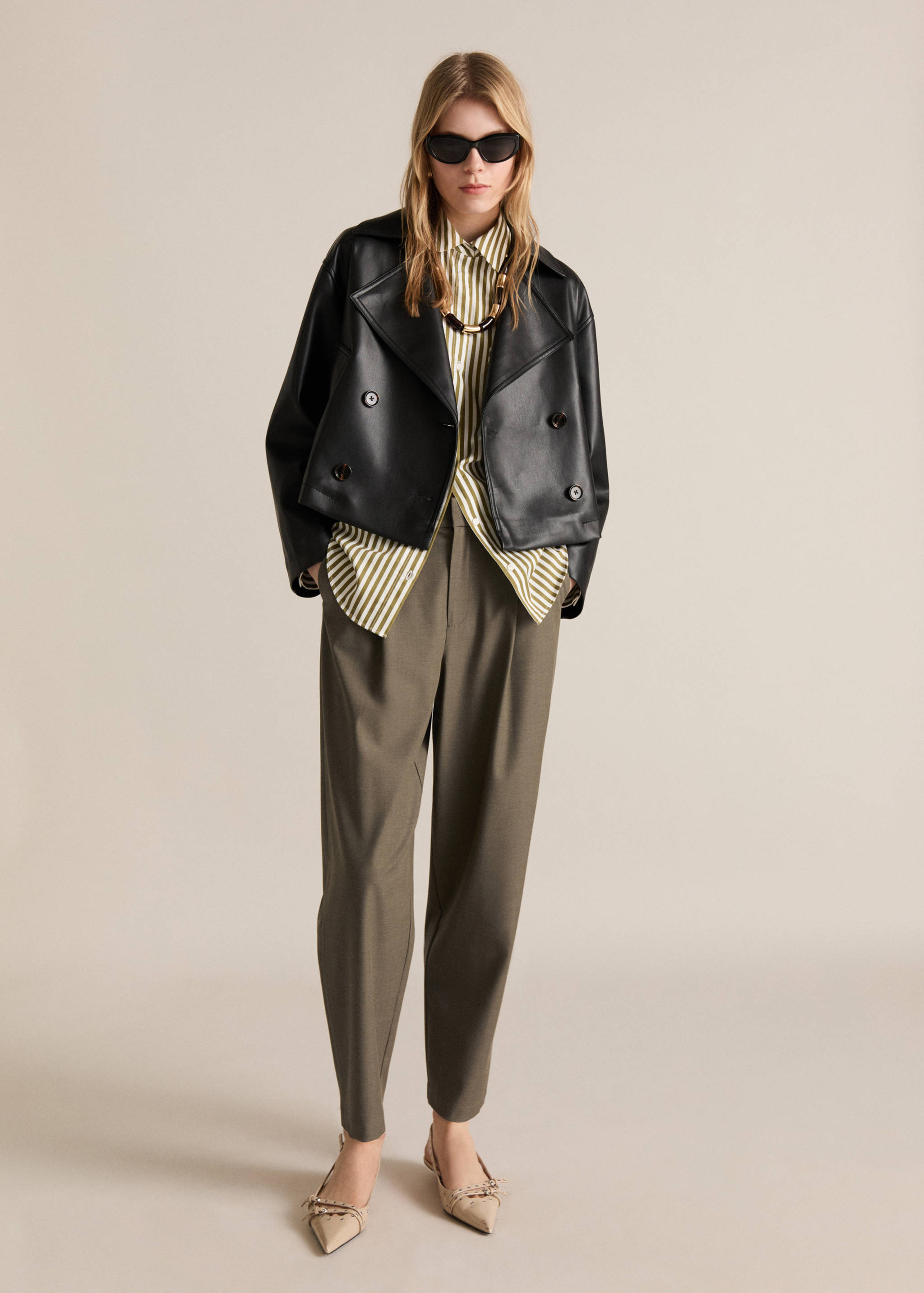 Straight mid-rise trousers - General plane