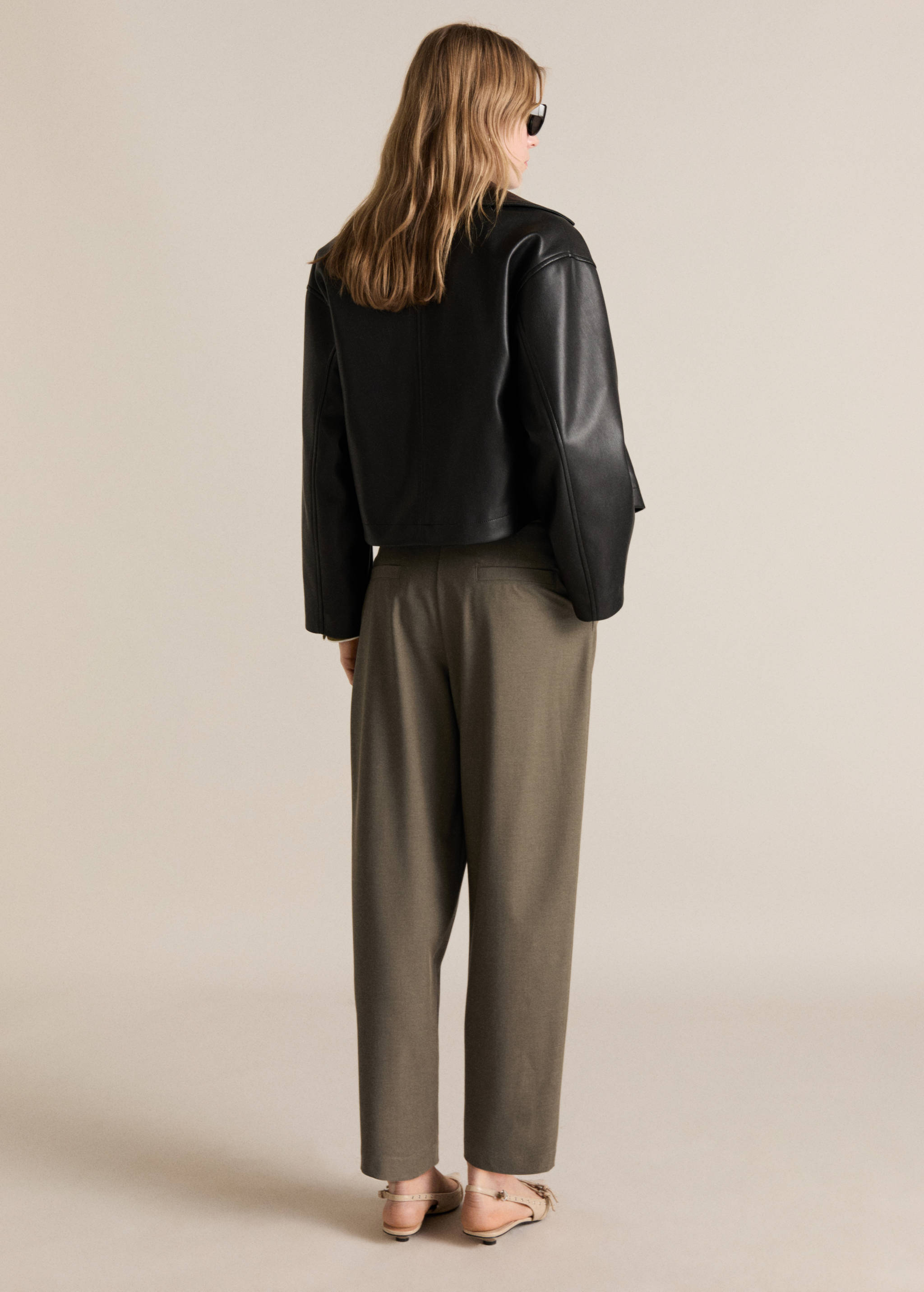 Straight mid-rise trousers - Reverse of the article