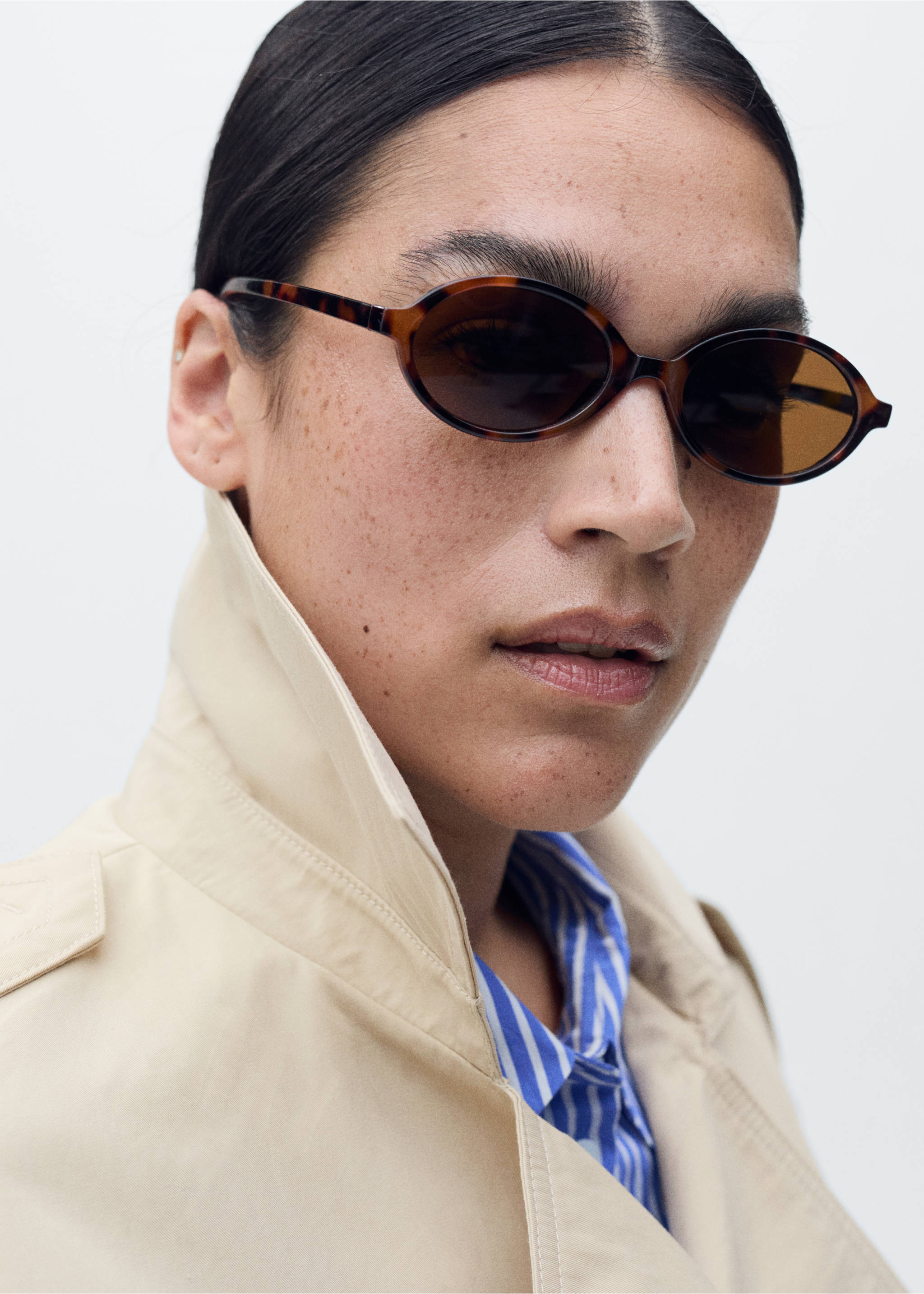 Double-breasted cropped trench coat - Details of the article 4, Light/Pastel Grey. Ref: 87055735-00.