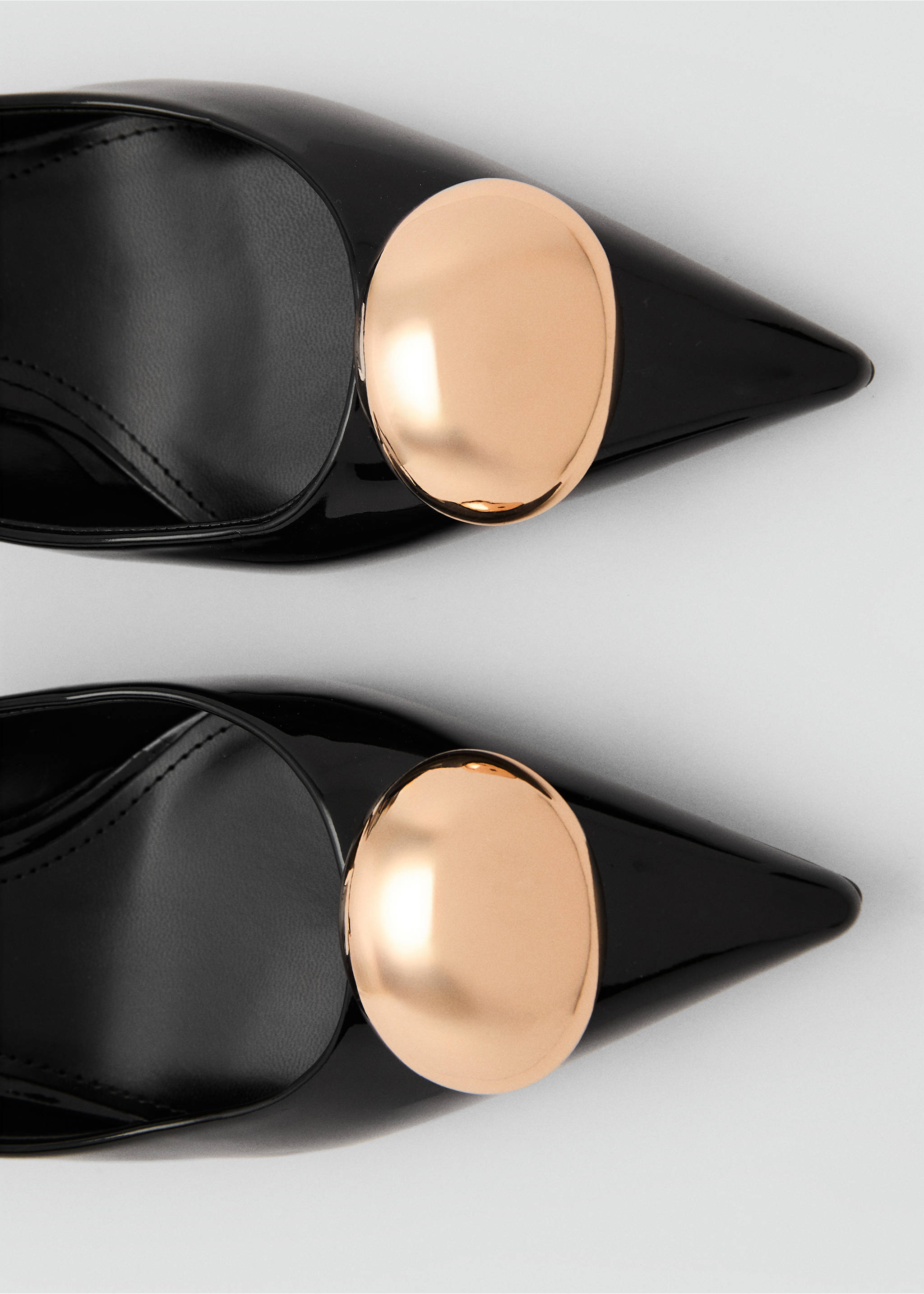 Chaussure talon kitten heel avec décoration métallique - Détail de l'article 1, Noir. Ref: 87055736-00.