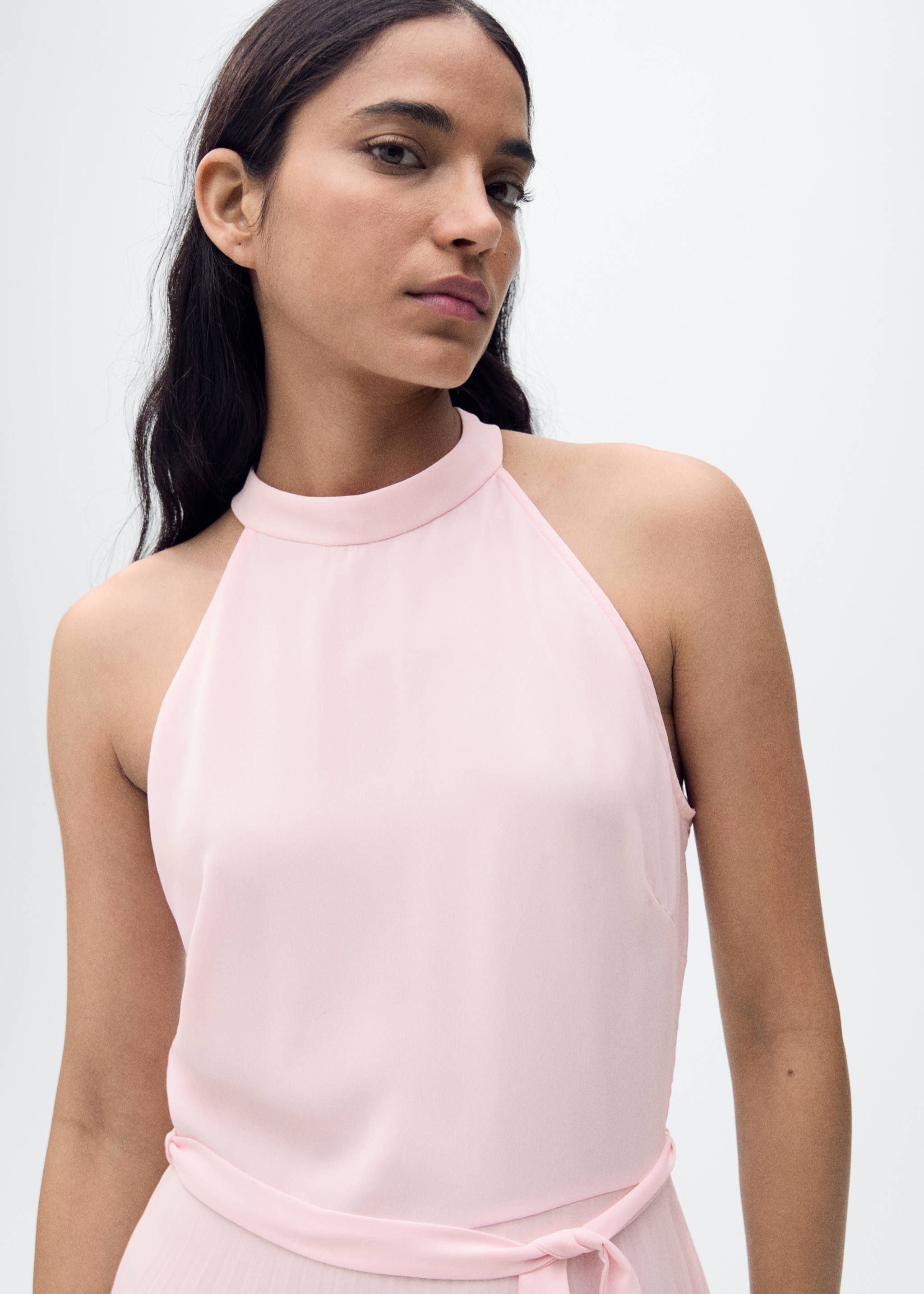 Vestido plisado cuello halter - Plano medio