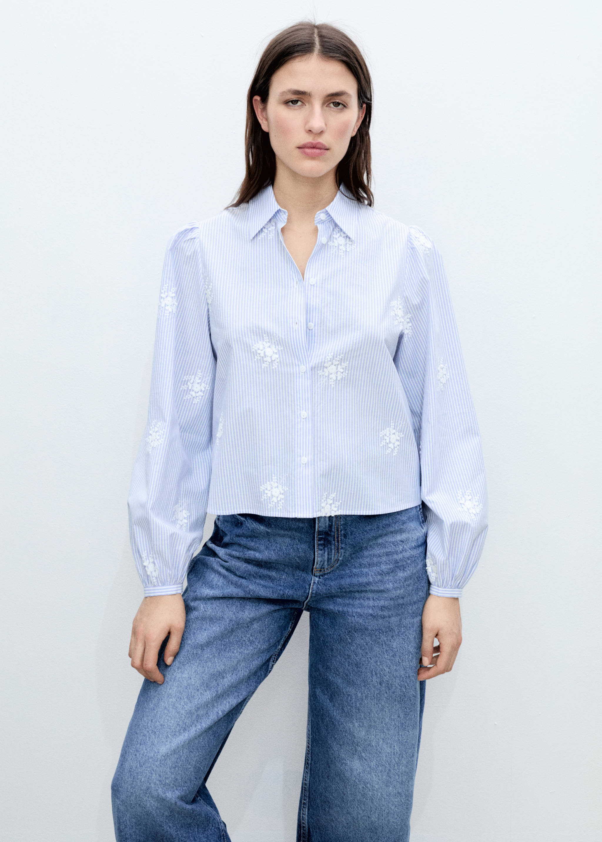 Camisa rayas bordado floral - Plano medio