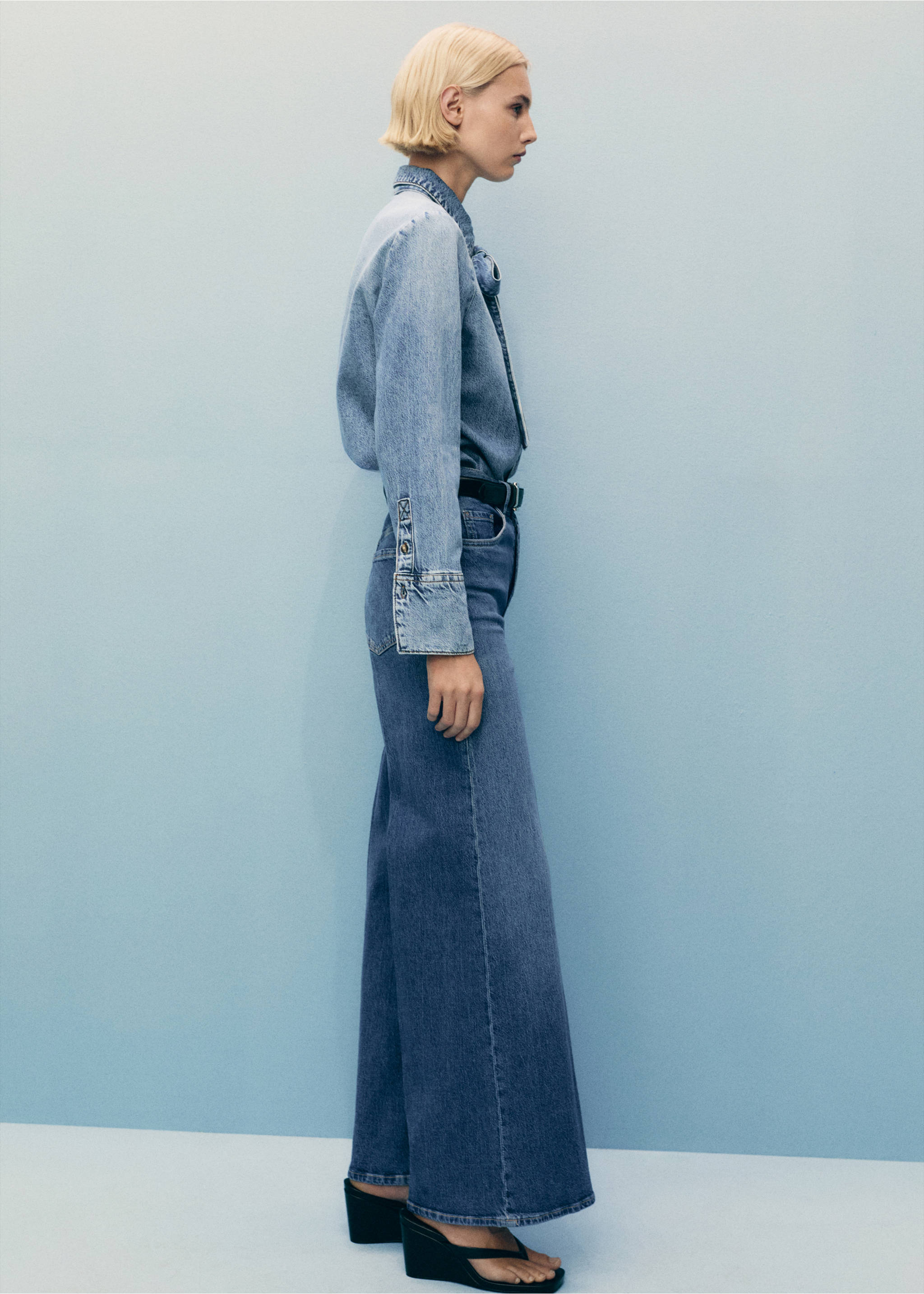 High-waisted wideleg jeans - Details of the article 2, Medium Blue. Ref: 87055742-00.