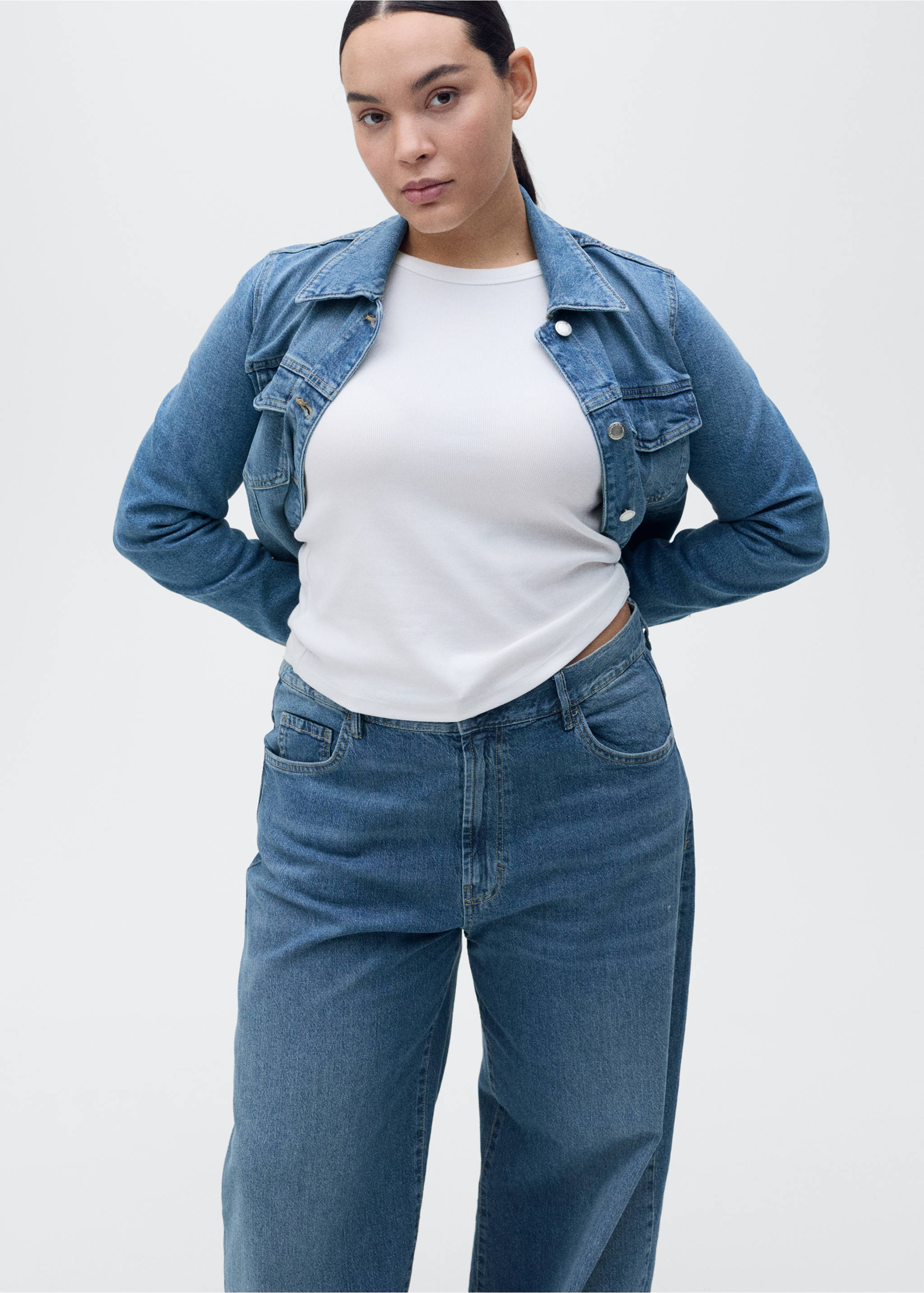 High-waisted wideleg jeans - Details of the article 5, Medium Blue. Ref: 87055742-00.