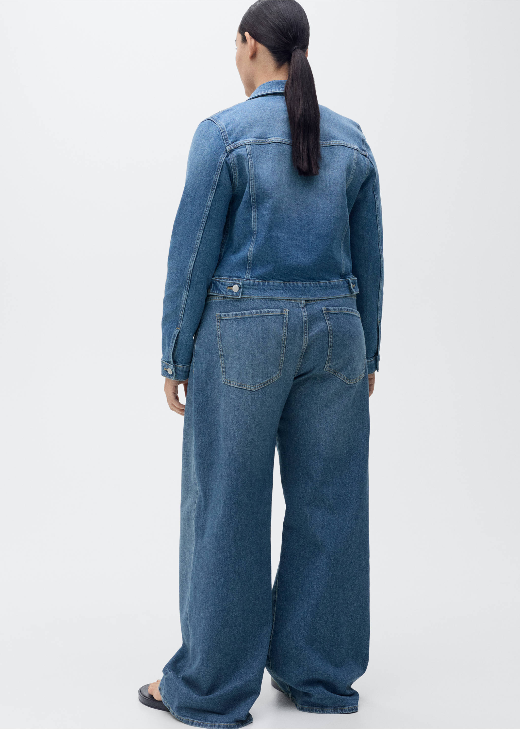 High-waisted wideleg jeans - Details of the article 4, Medium Blue. Ref: 87055742-00.