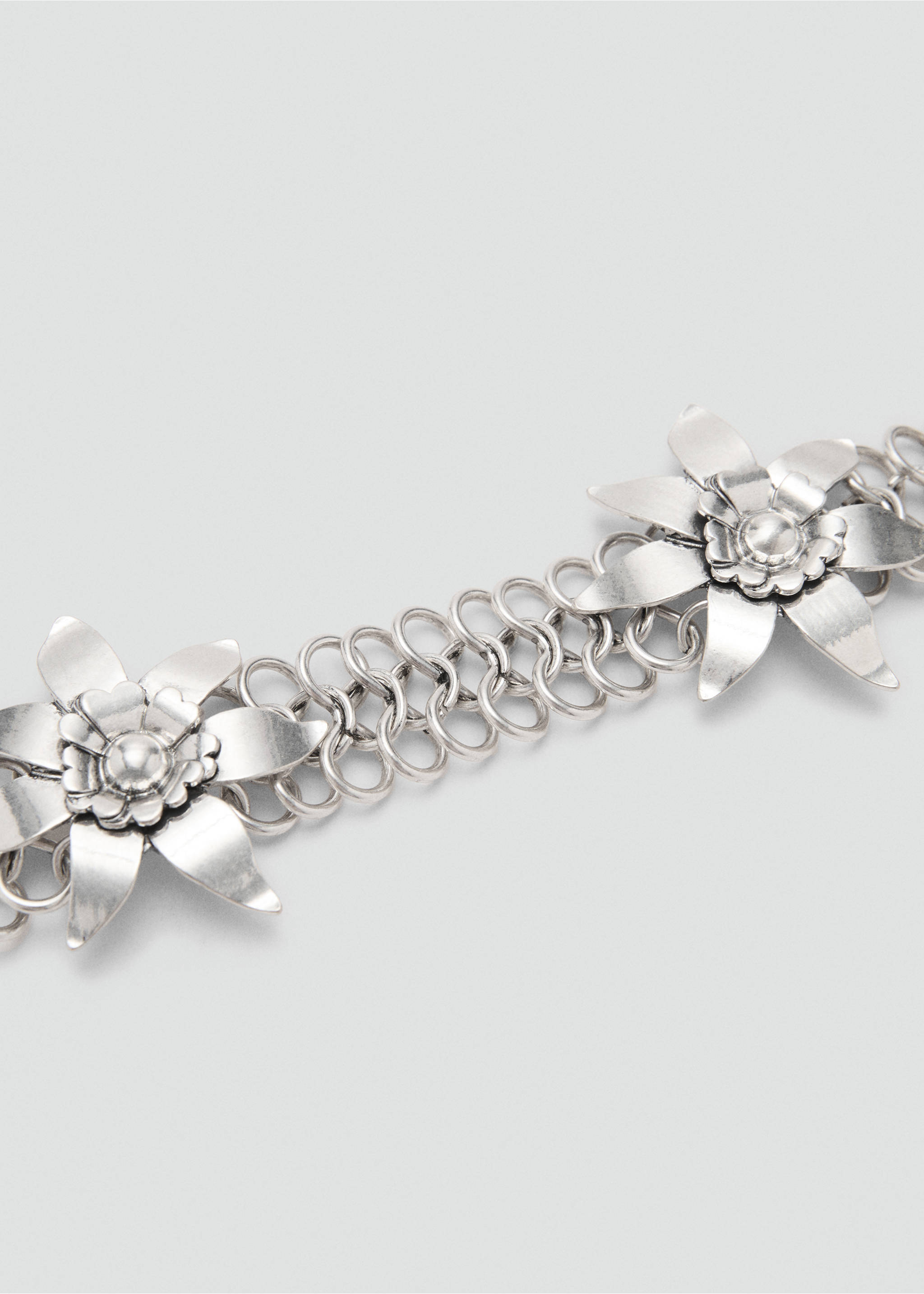 Metallic flower chain belt - Details of the article 2, Silver. Ref: 87055760-00.