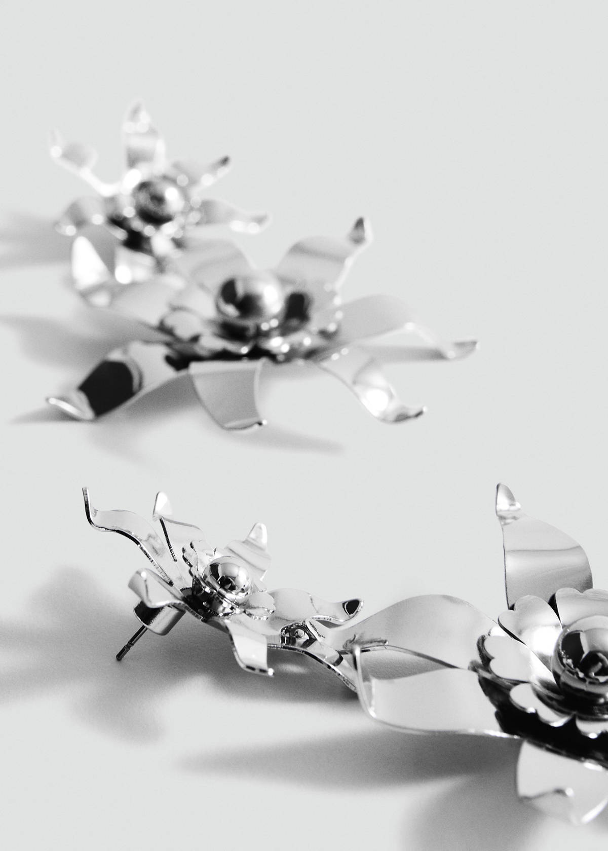 Flower pendant earrings