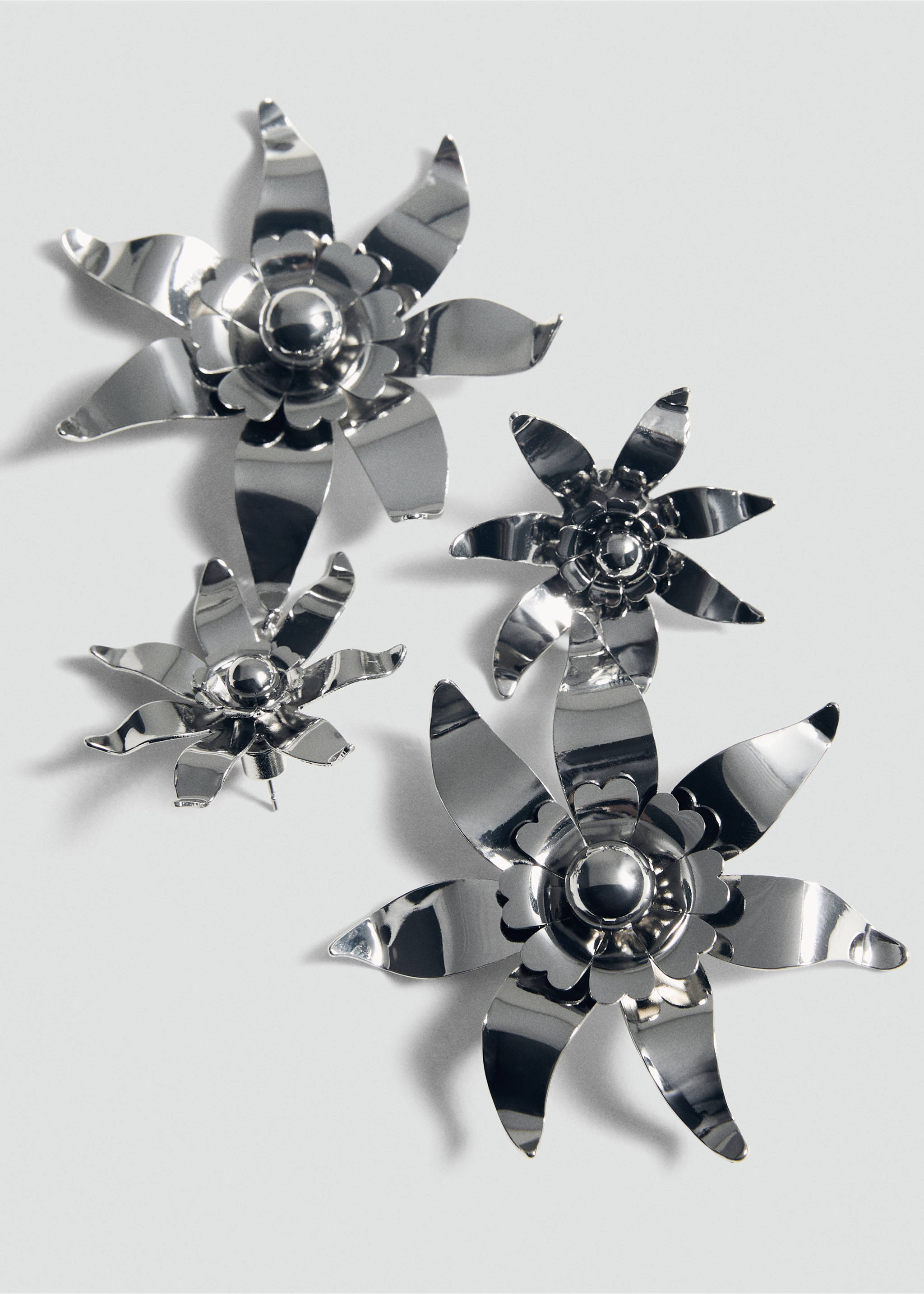 Ohrhänger mit Blumen - Detail des Artikels 1, Silber. Ref: 87055762-00.