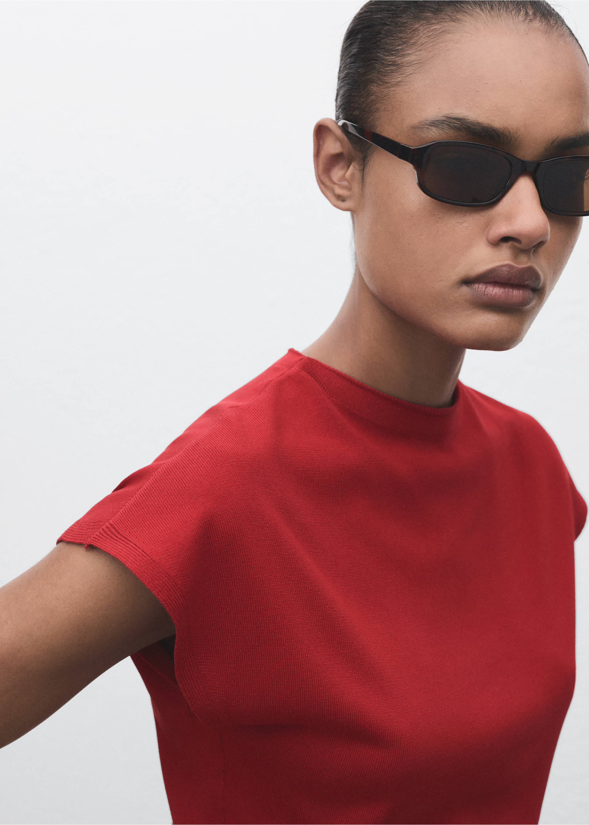 Short-sleeved fine-knit sweater - Details of the article 1, Red. Ref: 87055763-00.
