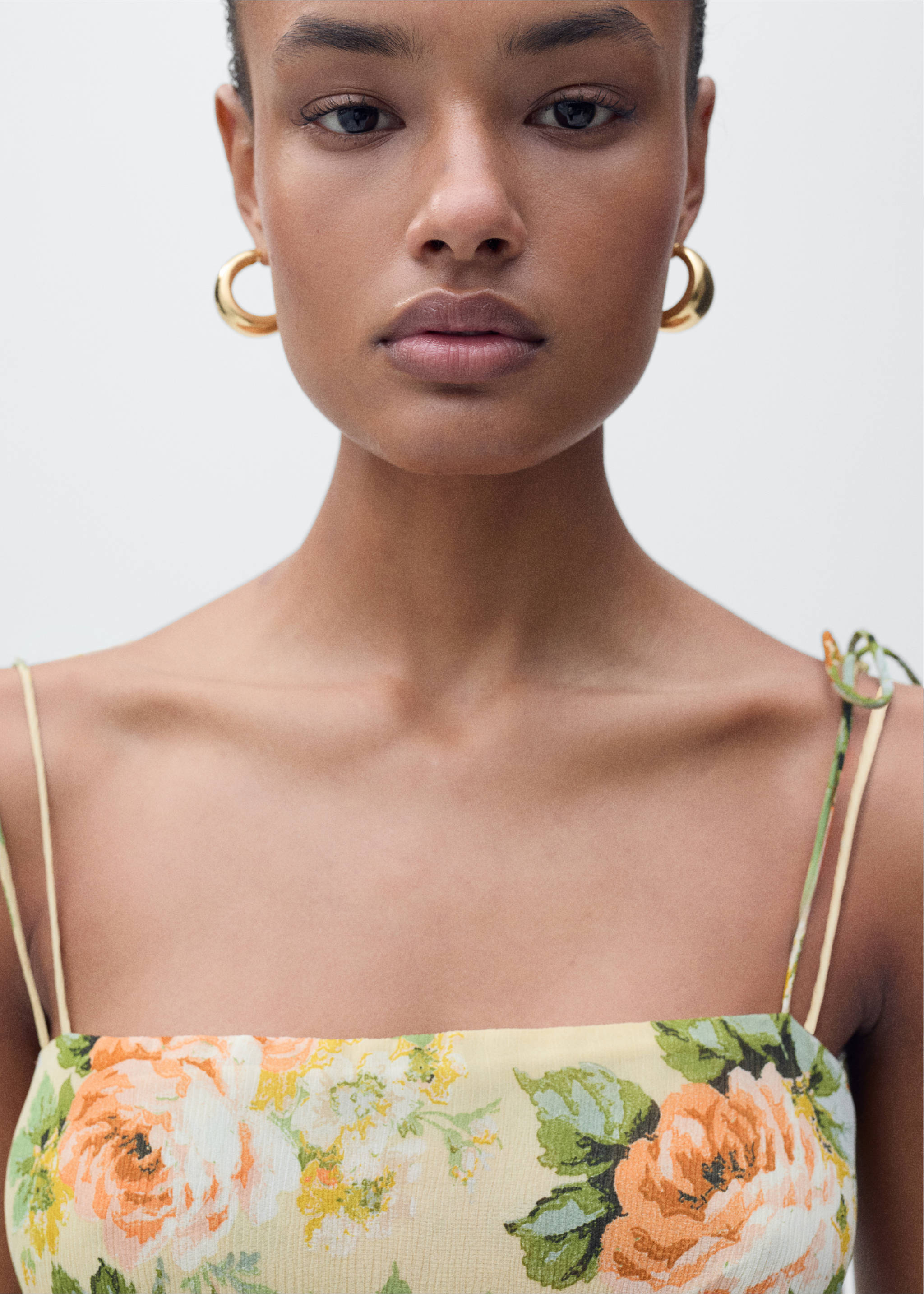 Short floral-print dress with ruffle detail - Details of the article 1, Ecru. Ref: 87055766-00.