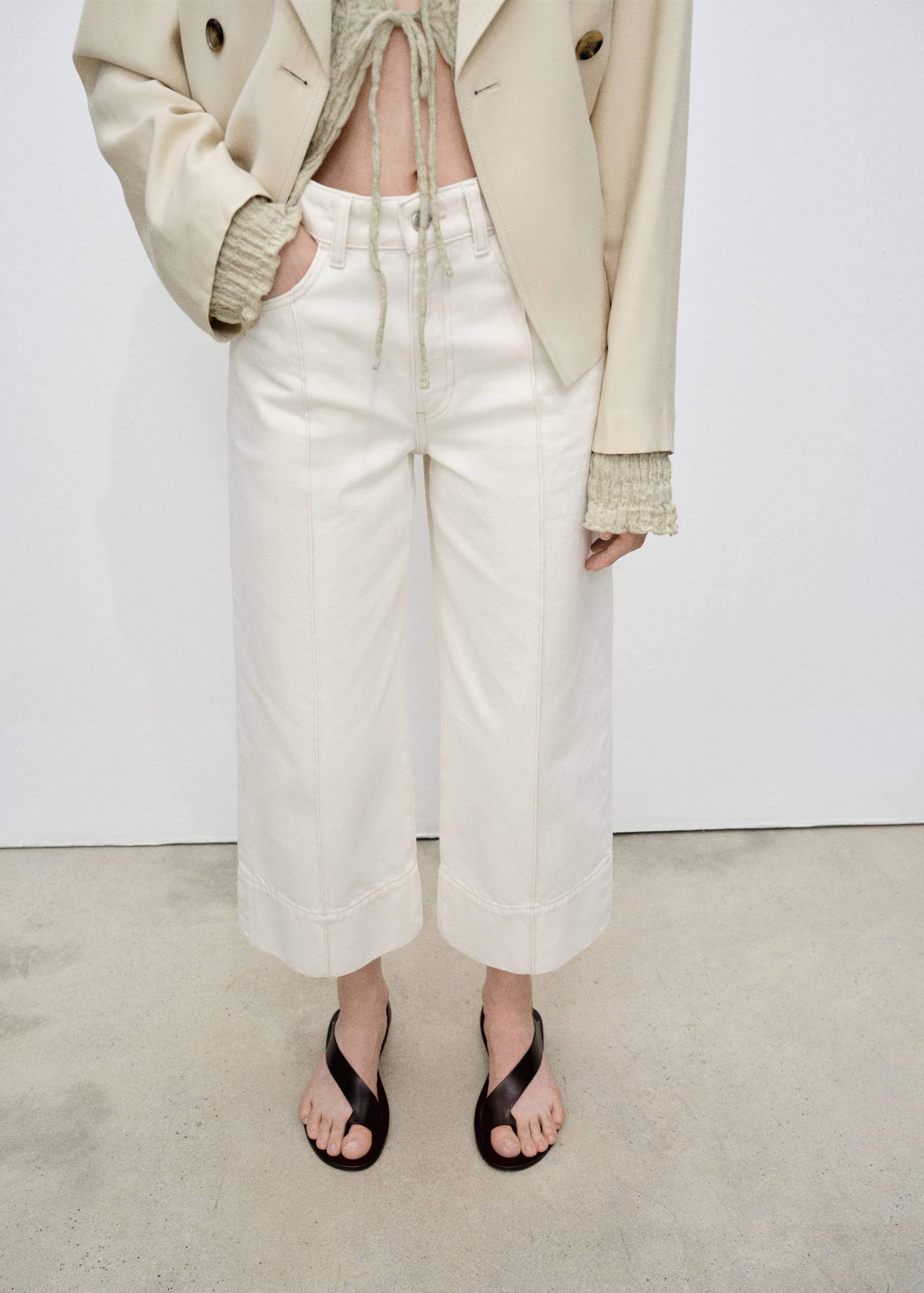 Jeans wide leg crop costuras - Plano medio