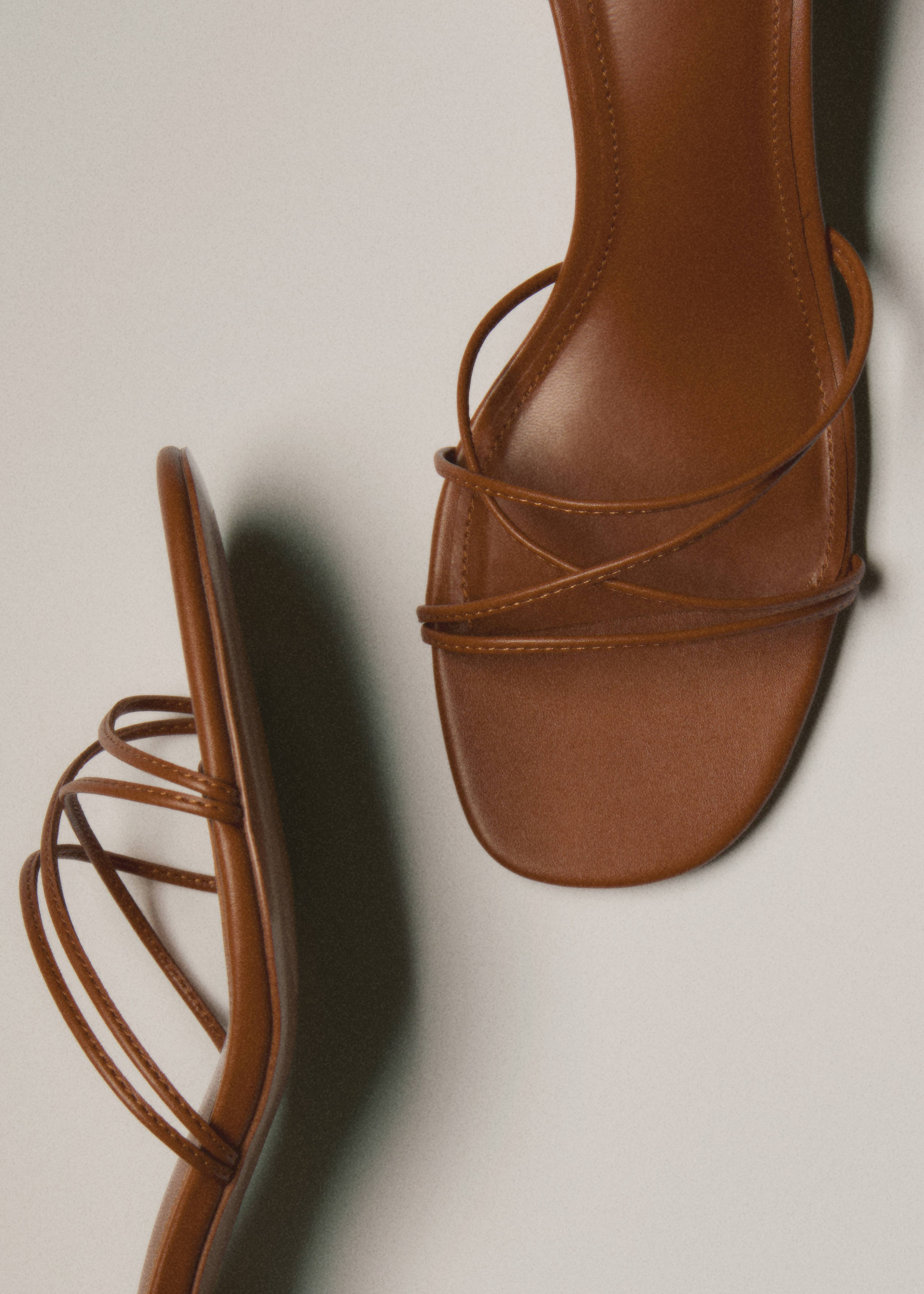 Sandal mit Absatz und gekreuzten Riemen - Allgemeine Ansicht, Mittelbraun. Ref: 87055935-00.