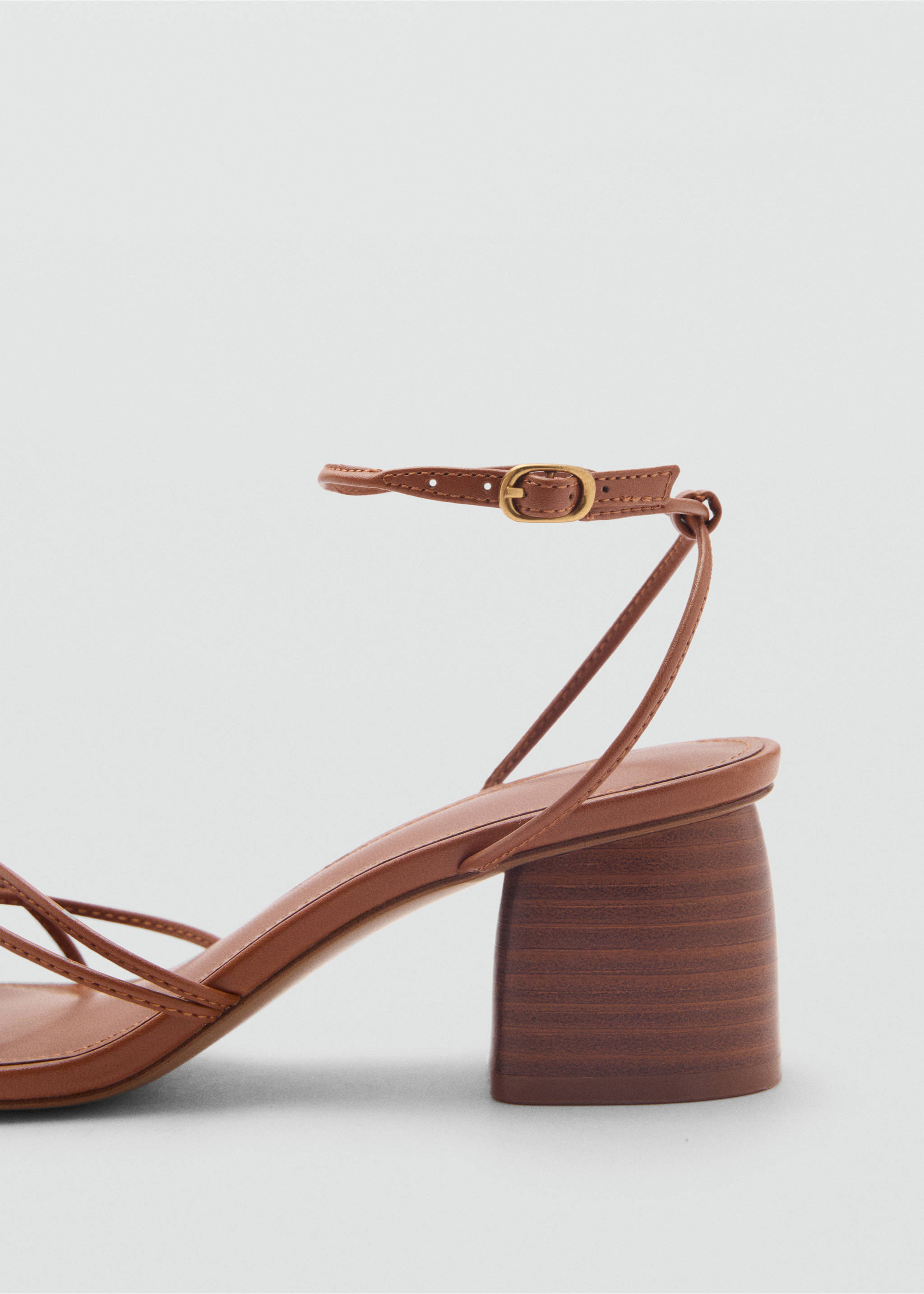 Sandal mit Absatz und gekreuzten Riemen - Detail des Artikels 1, Mittelbraun. Ref: 87055935-00.