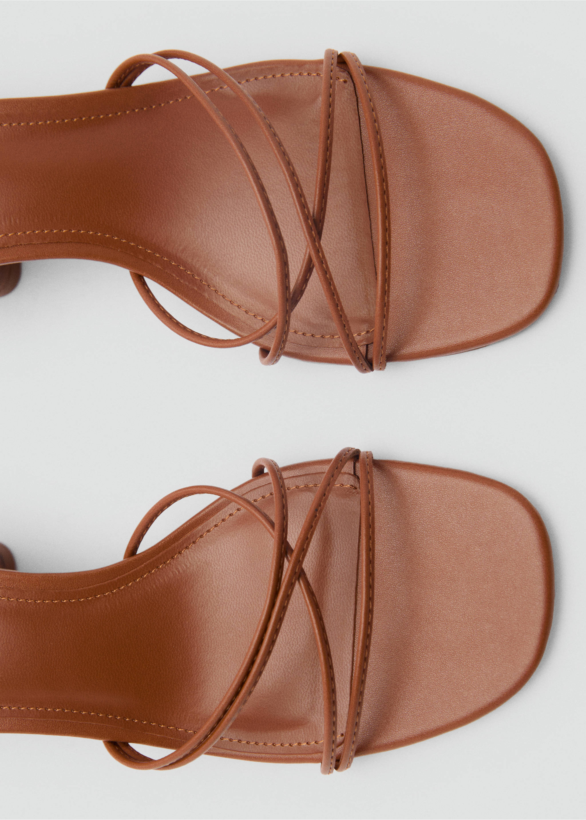 Sandal mit Absatz und gekreuzten Riemen - Detail des Artikels 3, Mittelbraun. Ref: 87055935-00.