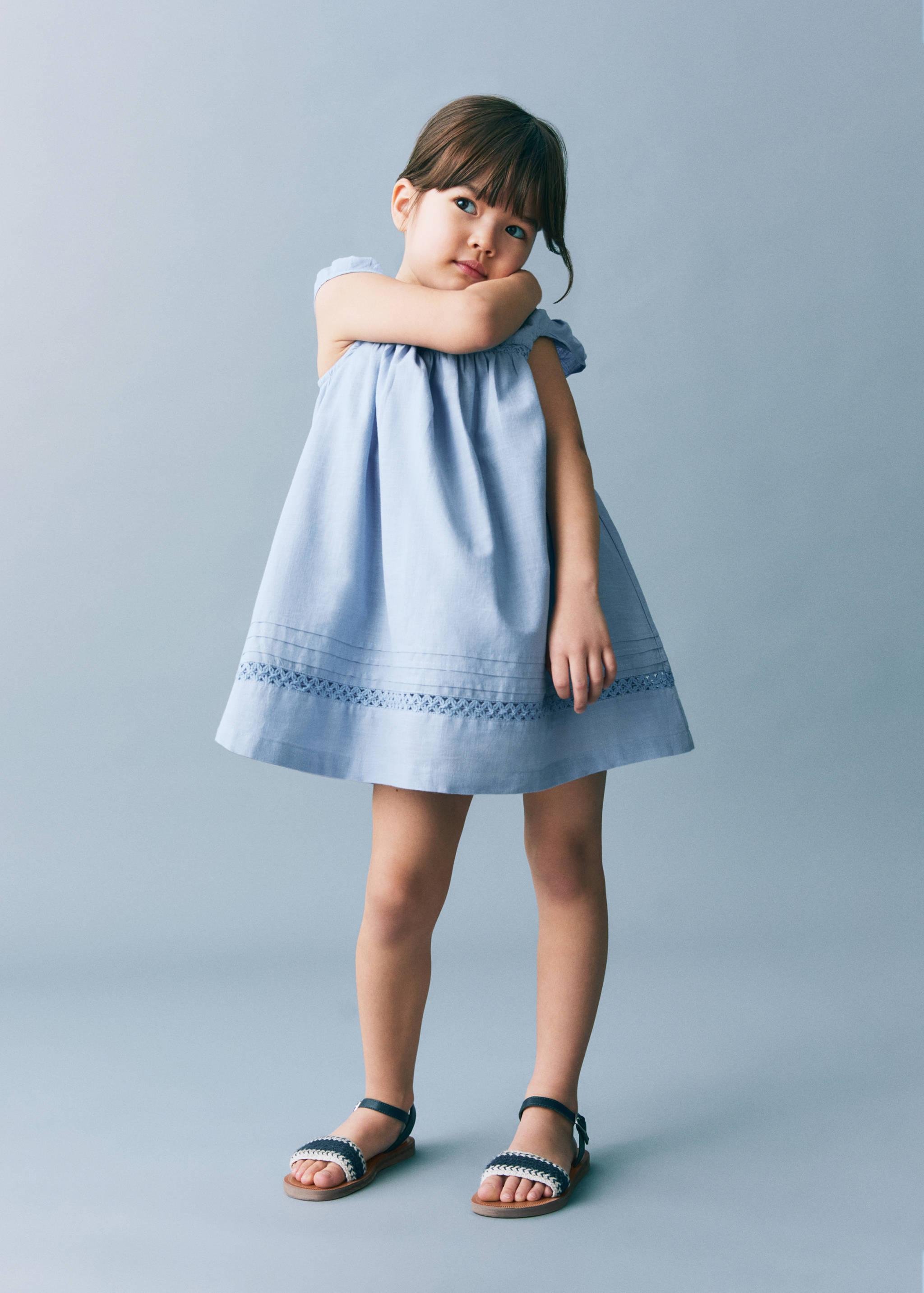 Kleid mit gestickten Details - Allgemeine Ansicht