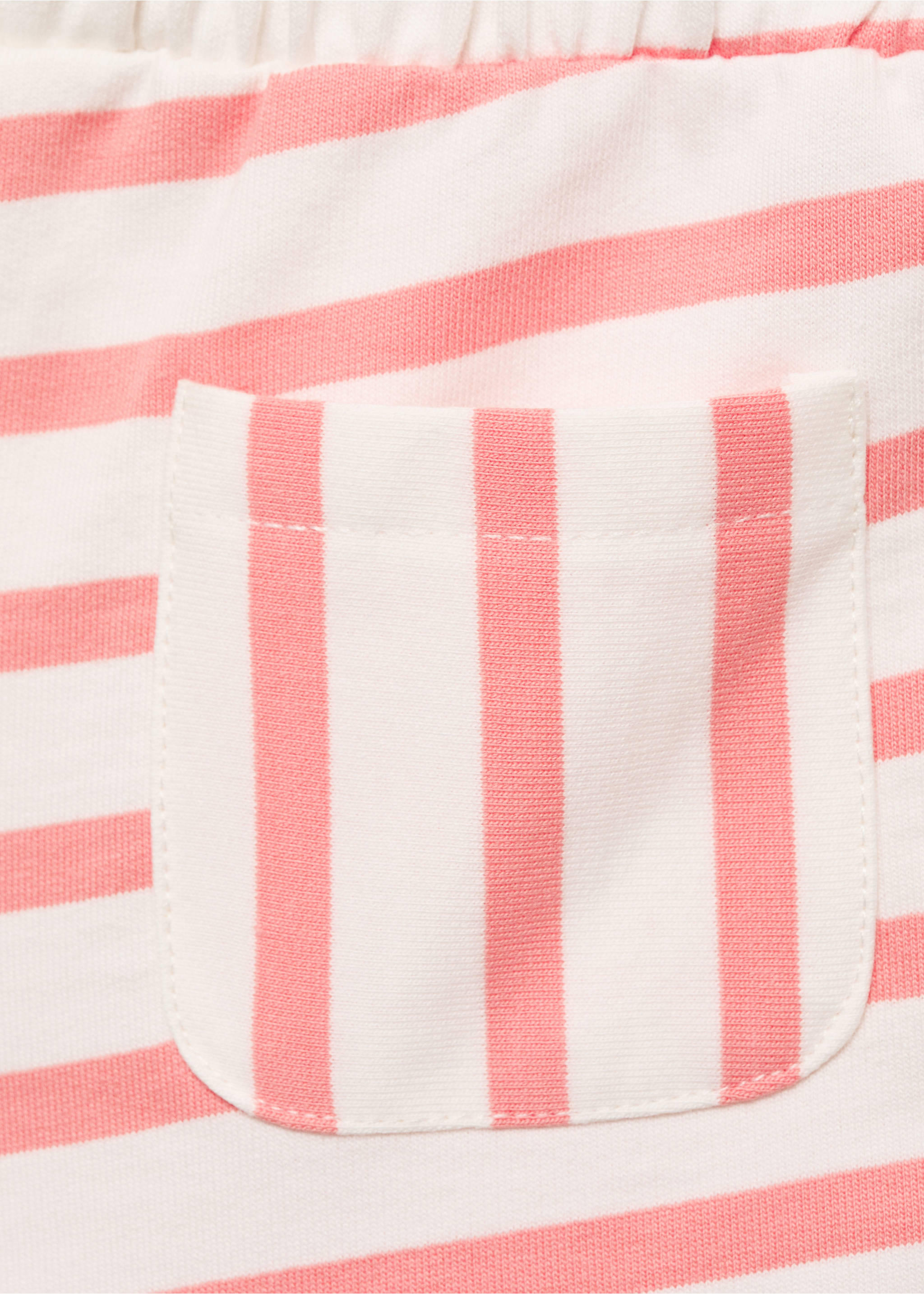 Gestreifte Shorts mit Rüschen und Taschen - Detail des Artikels 0, Korallrot. Ref: 87055963-00.