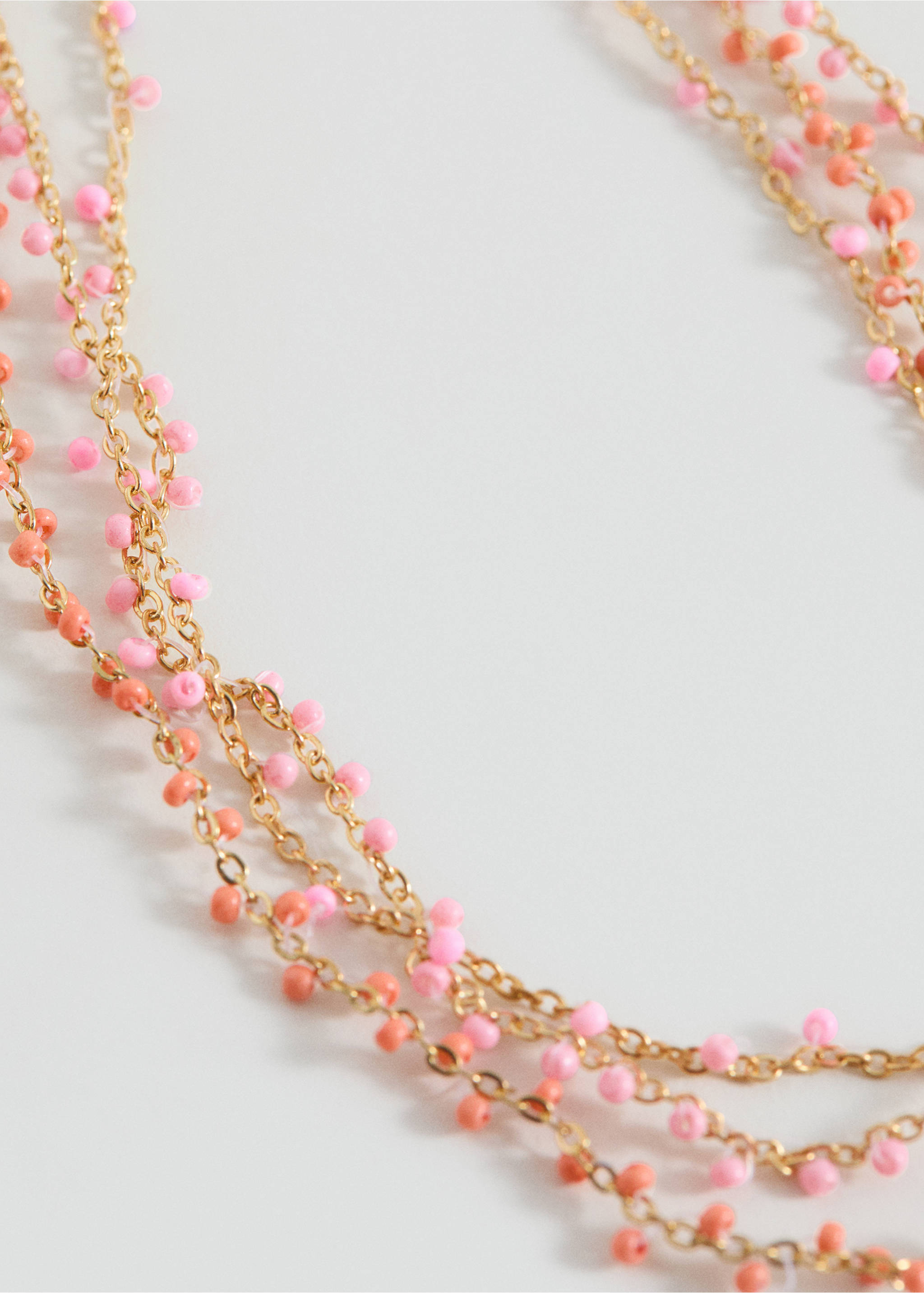 Dreireihige Kette mit Anhängern - Mittlere Ansicht, Erdbeerrot. Ref: 87055983-00.