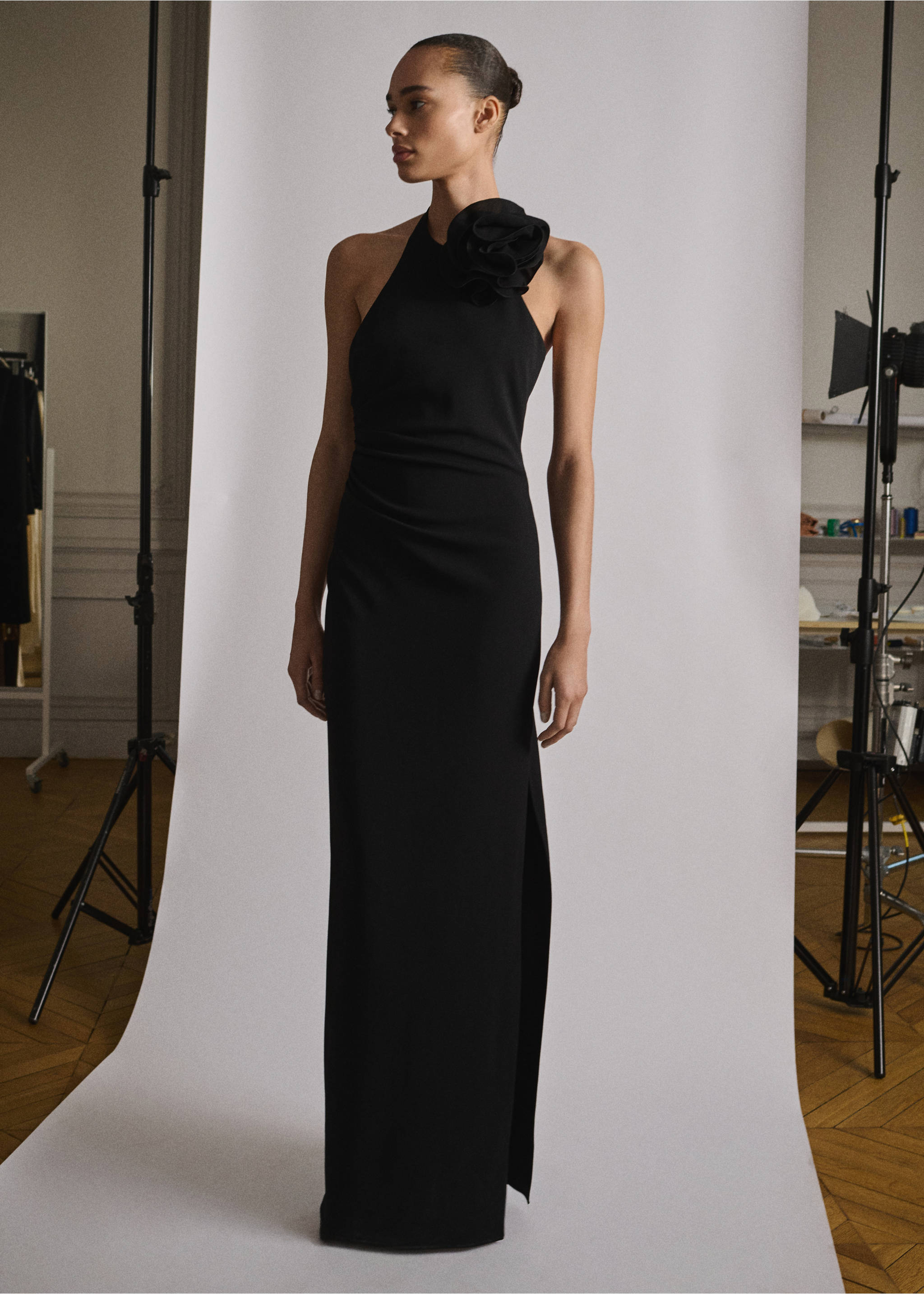 Halterkleid mit Blumenschmuck - Allgemeine Ansicht, Schwarz. Ref: 87055988-00.