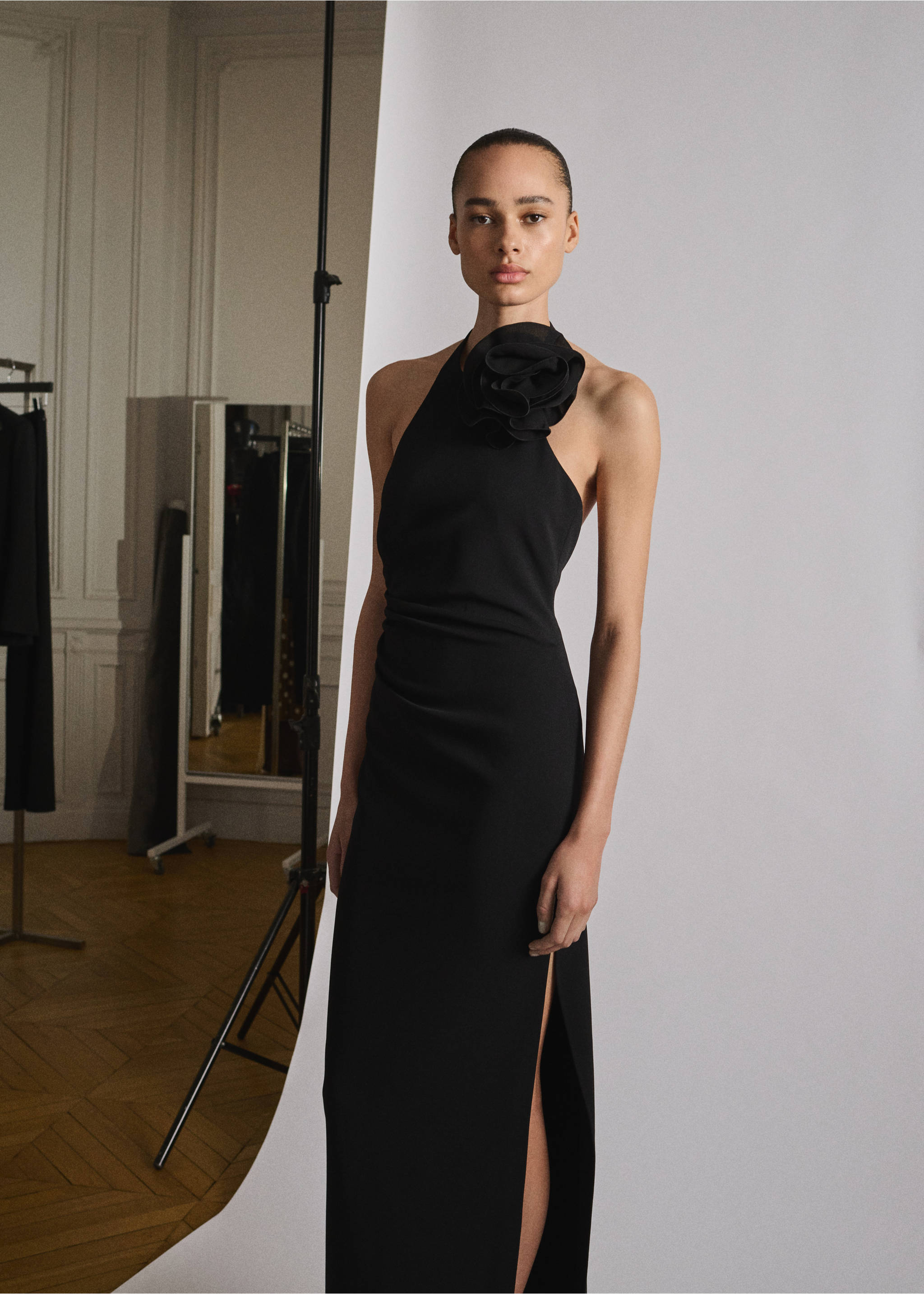Halterkleid mit Blumenschmuck - Mittlere Ansicht, Schwarz. Ref: 87055988-00.