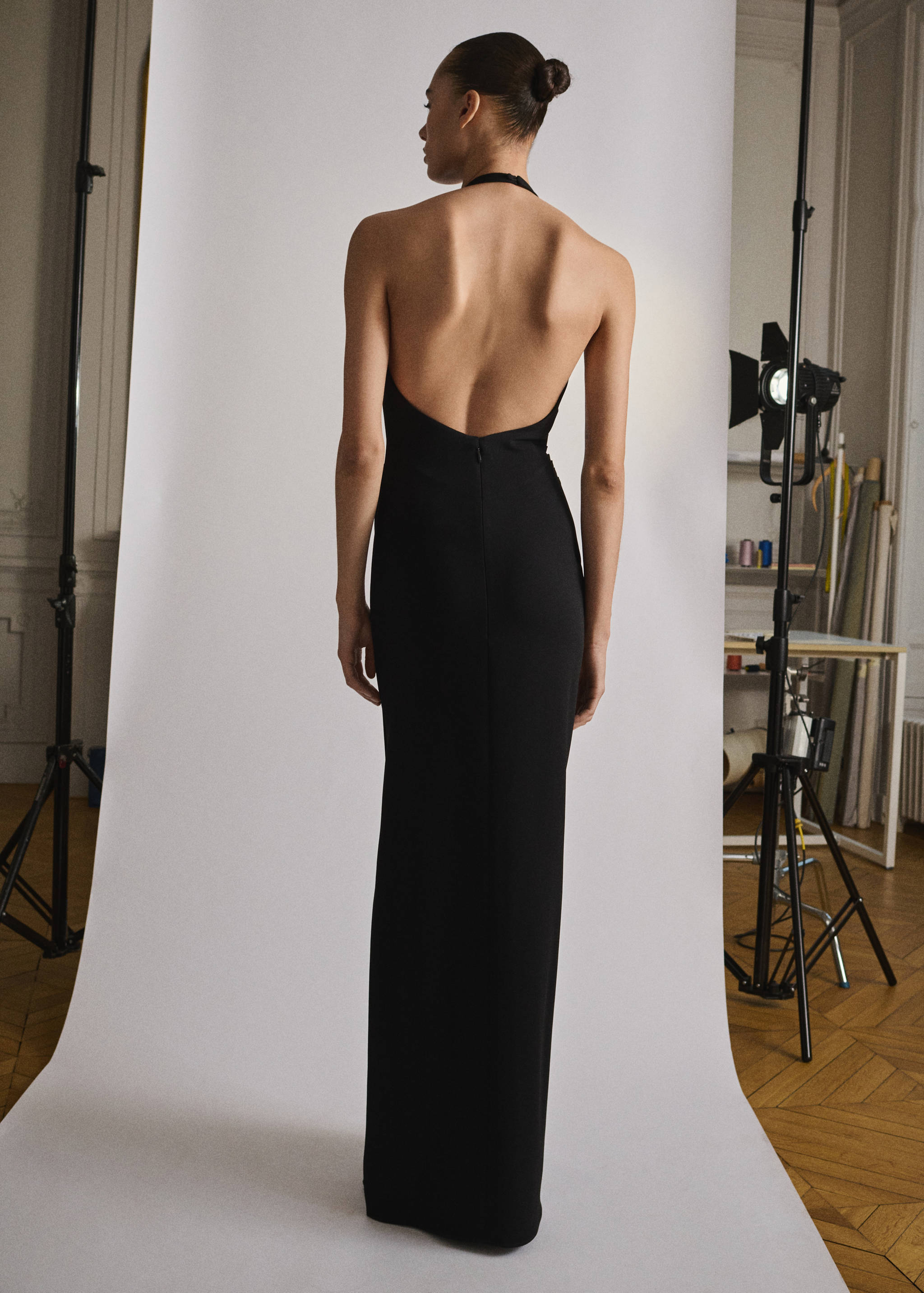 Vestido halter drapeado adorno flor - Reverso del artículo