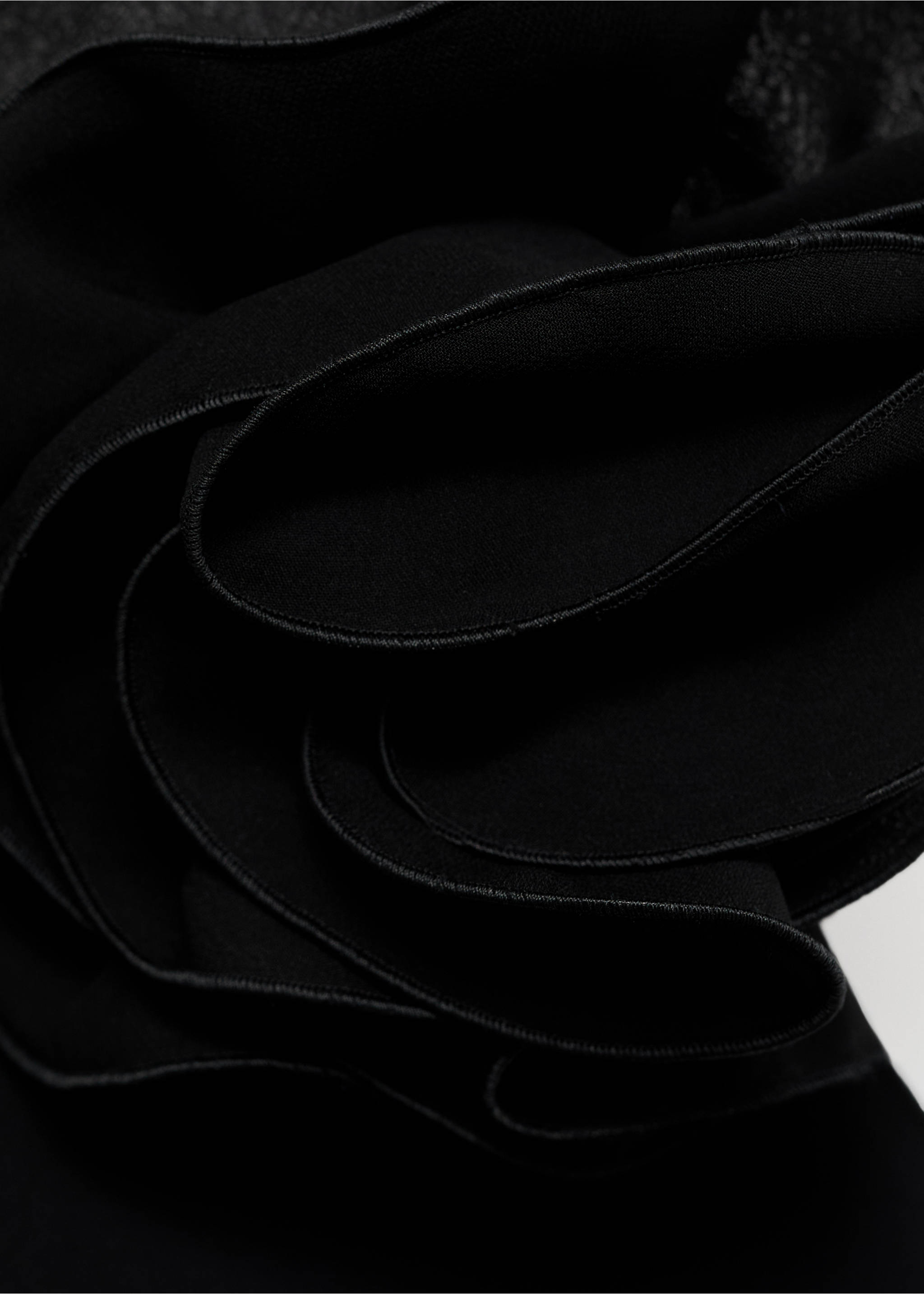 Halterkleid mit Blumenschmuck - Detail des Artikels 8, Schwarz. Ref: 87055988-00.