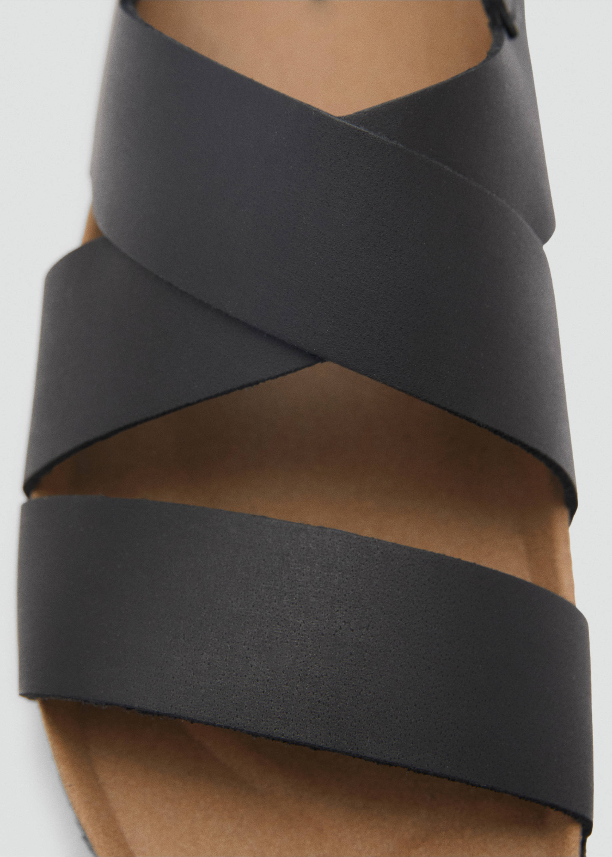 Sandale mit Kreuzriemen und Schnalle aus Leder - Detail des Artikels 2, Schwarz. Ref: 87055992-00.