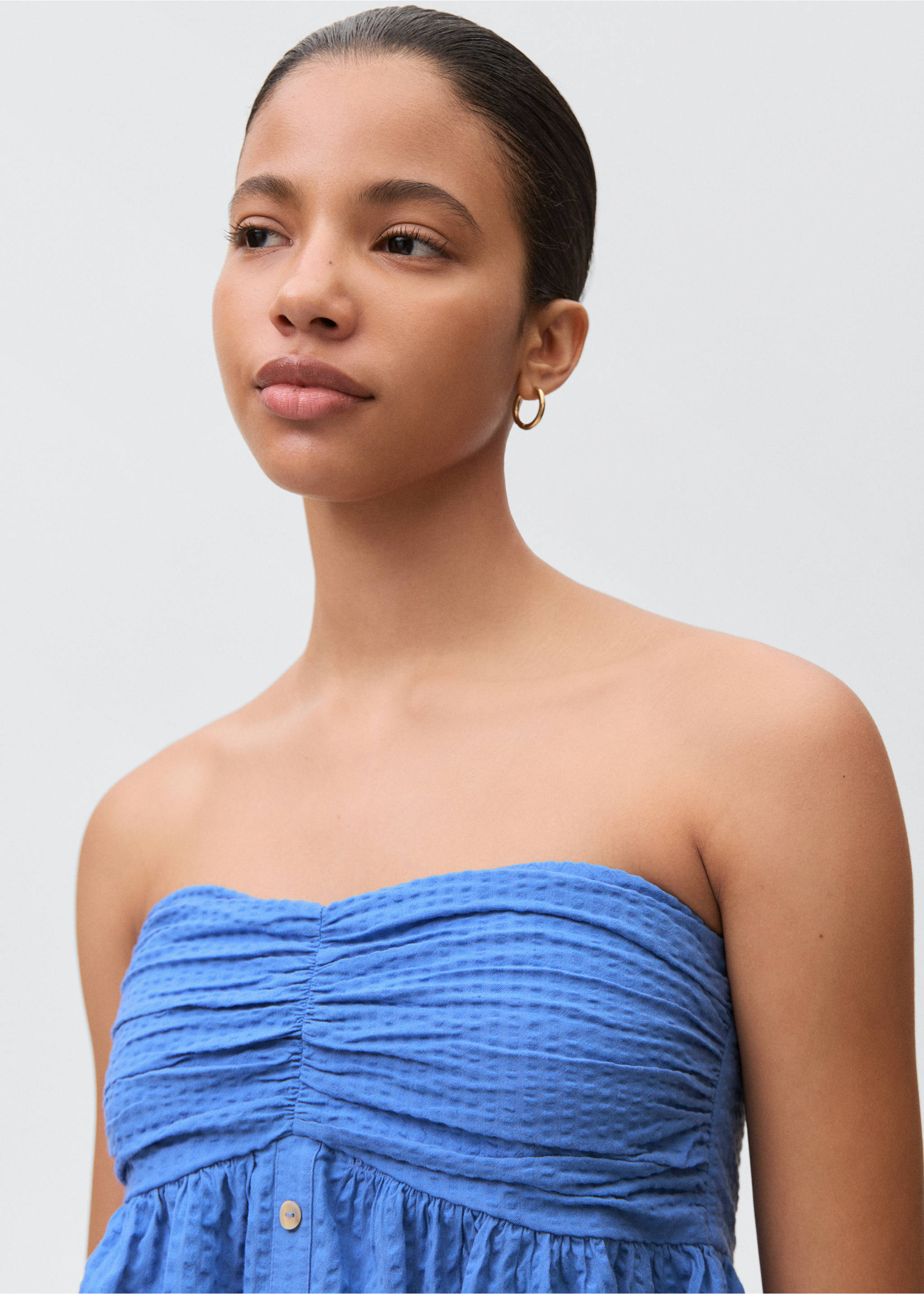 Schulterfreies Top mit Raffdetails - Detail des Artikels 1, Blau. Ref: 87056338-00.