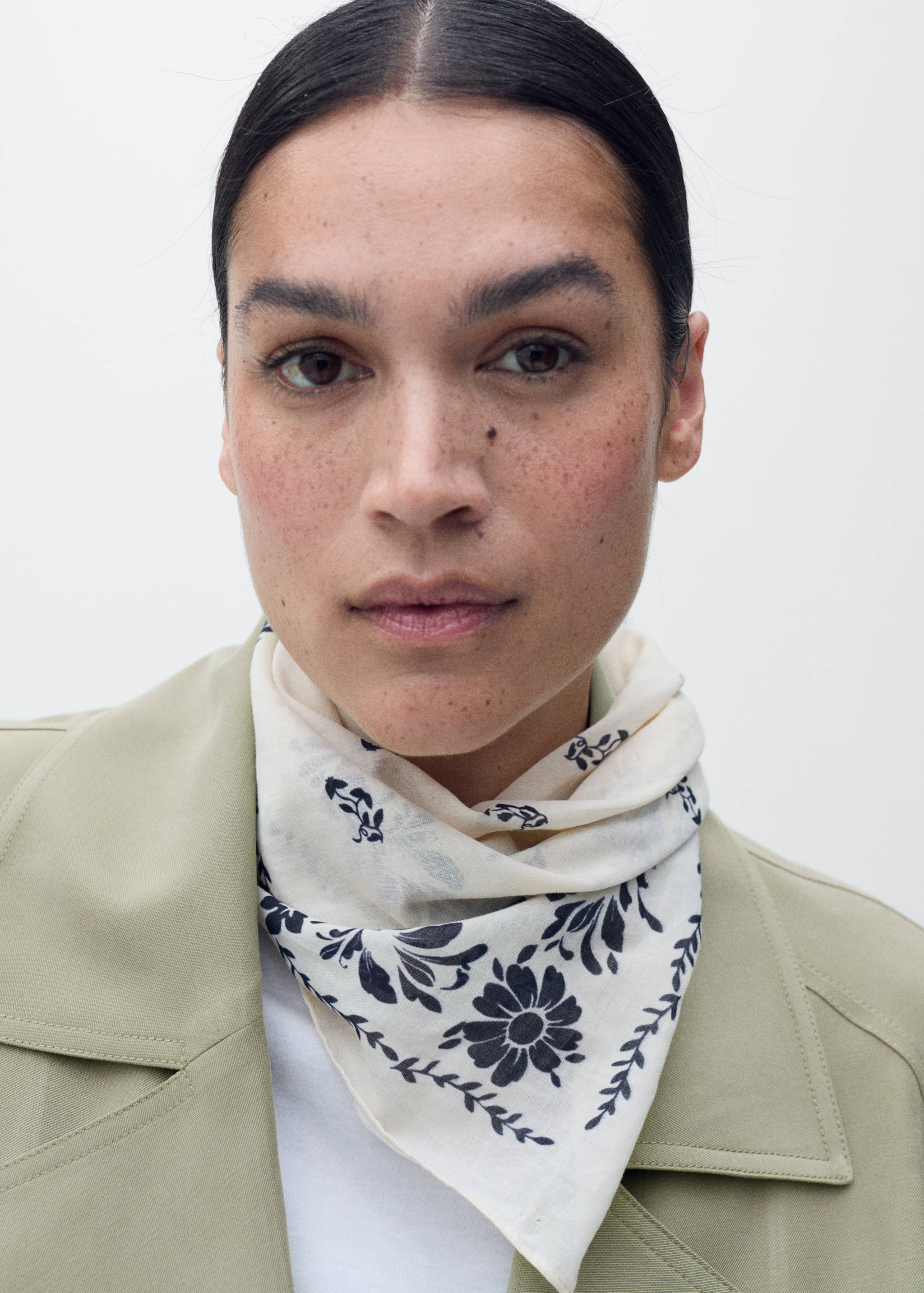 Soft trench coat with belt - Details of the article 4