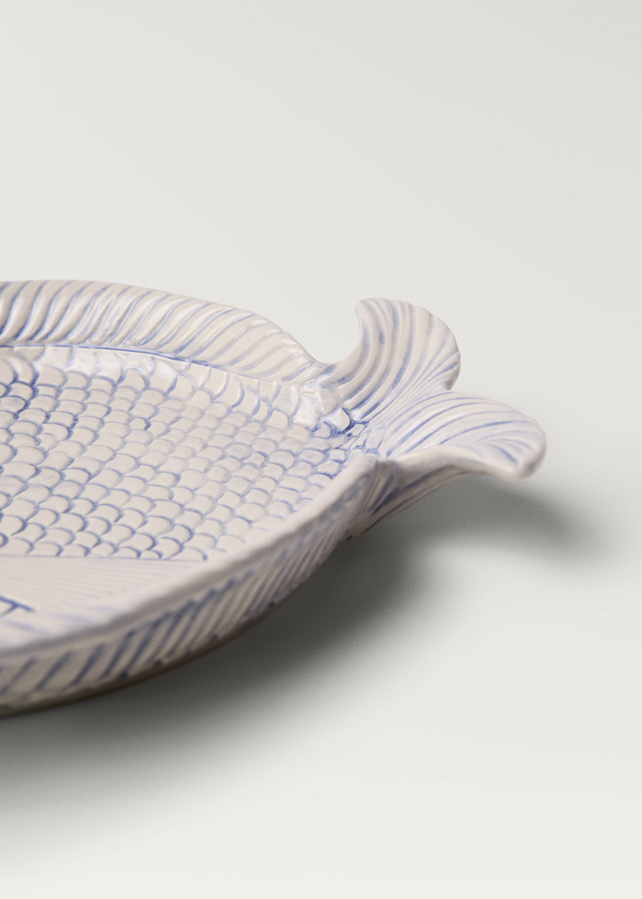 Large stoneware fountain with fish relief - Details of the article 3