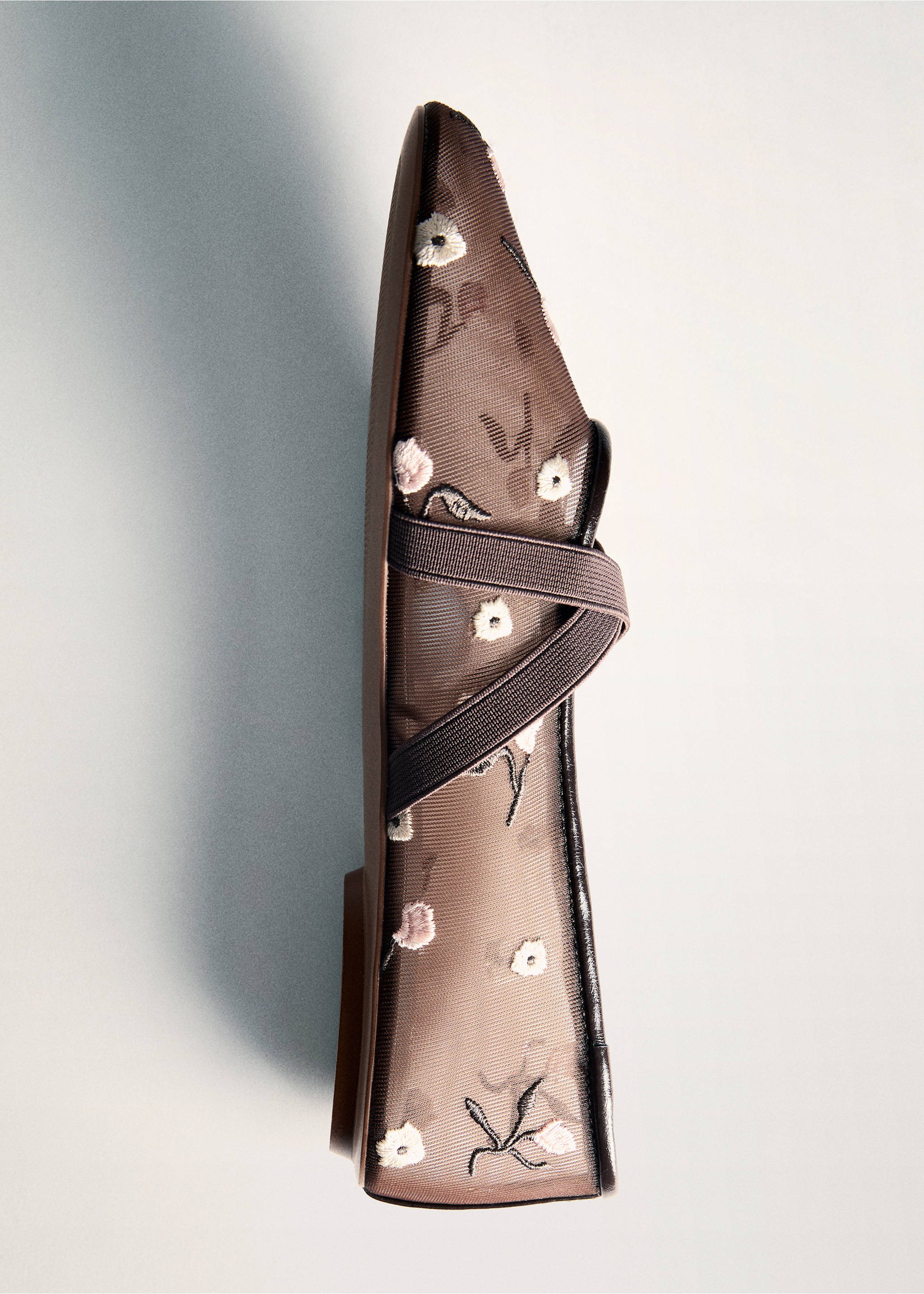 Ballerines brides croisées fleurs brodées - Détail de l'article 5, Marron. Ref: 87056710-00.