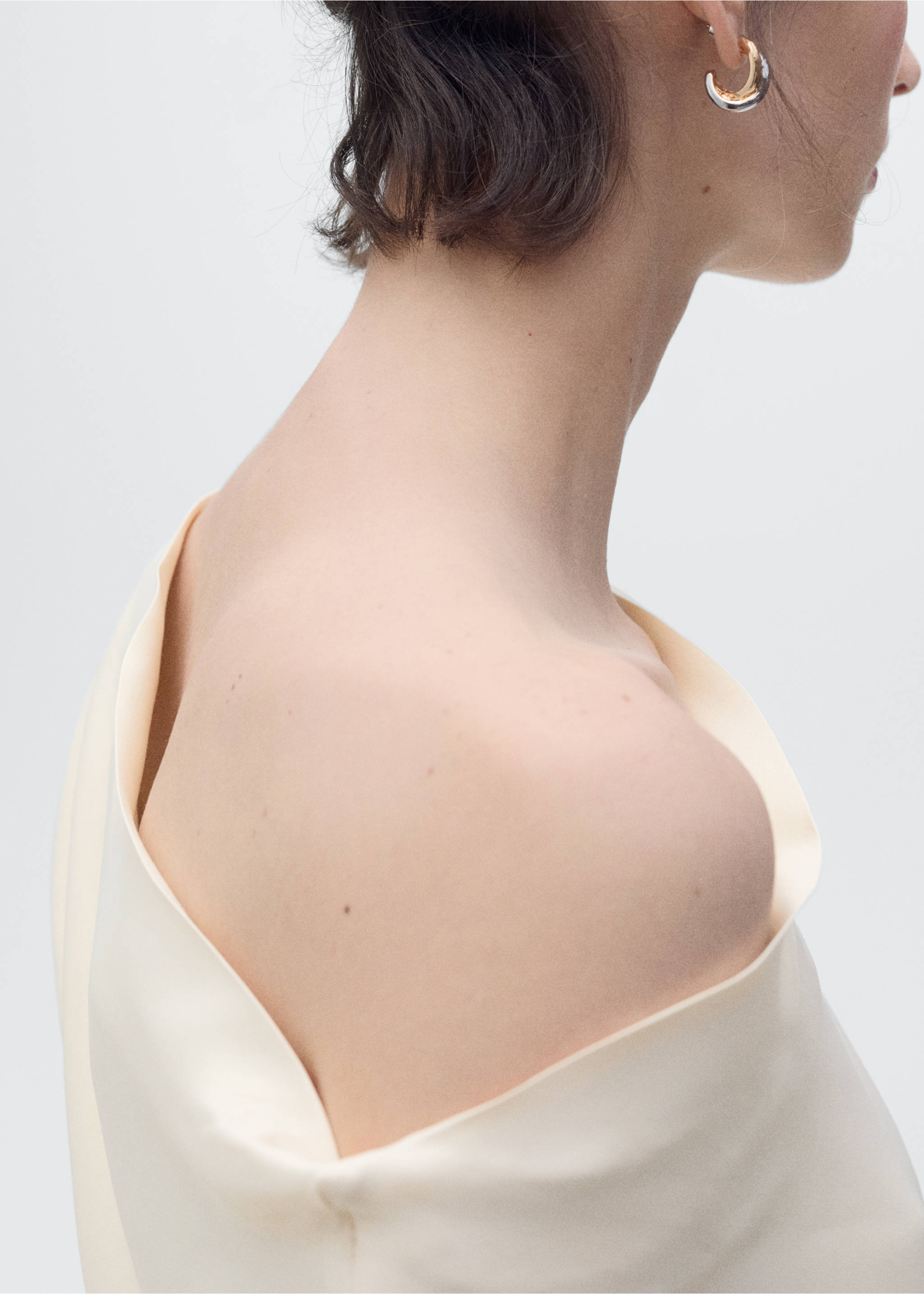 Asymmetrisches Midikleid mit Drapierung - Detail des Artikels 6, Ecru. Ref: 87056711-00.