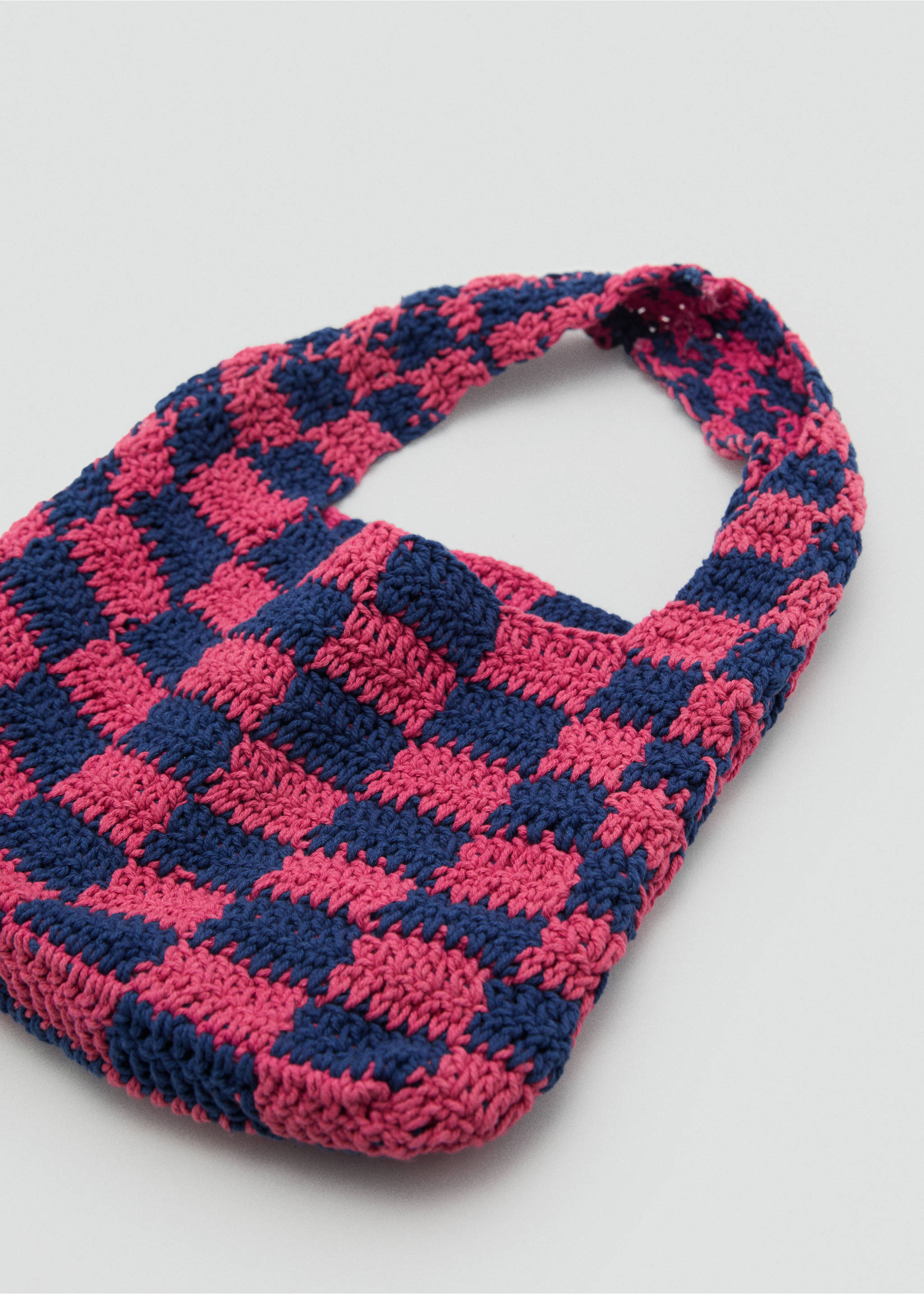 Häkeltasche mit Karo-Muster - Detail des Artikels 1, Fuchsia. Ref: 87056716-00.