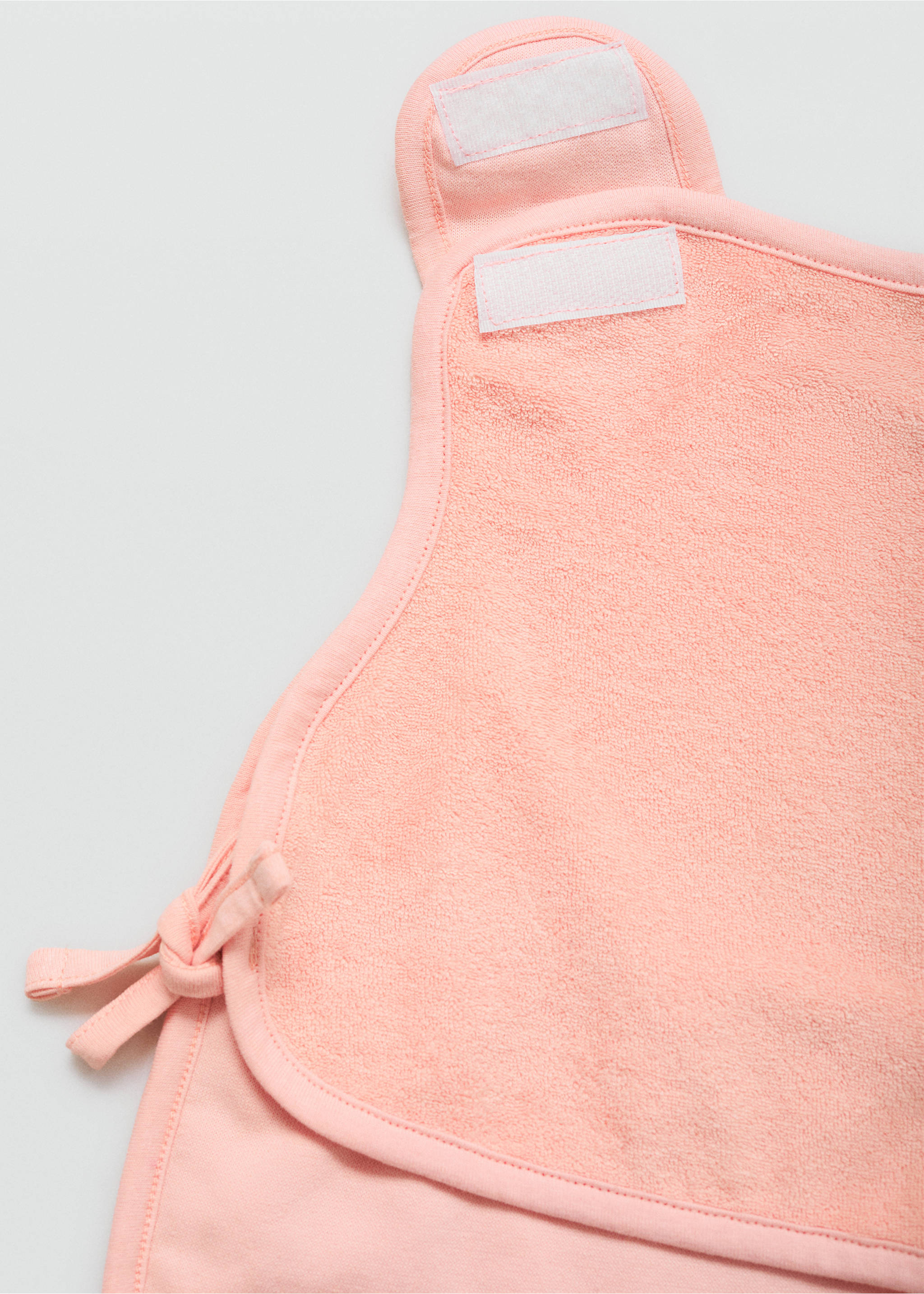 Terry cloth bib with embroidered details - Details of the article 2, Pastel Pink. Ref: 87056718-00.