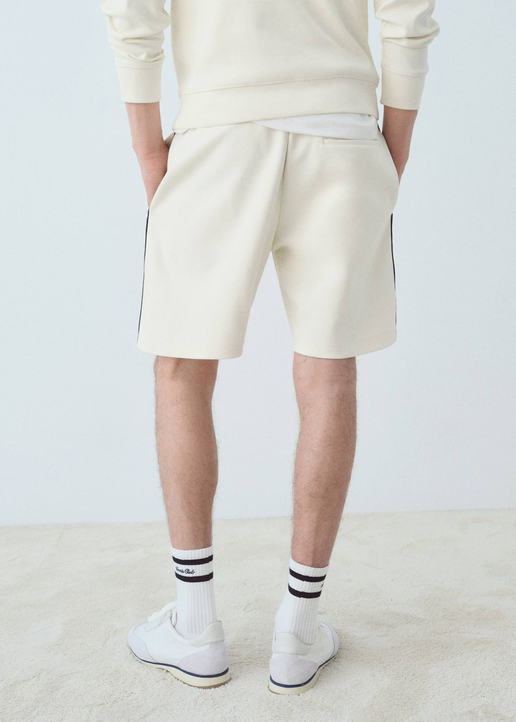 Cotton shorts with elastic waist - Reverse of the article
