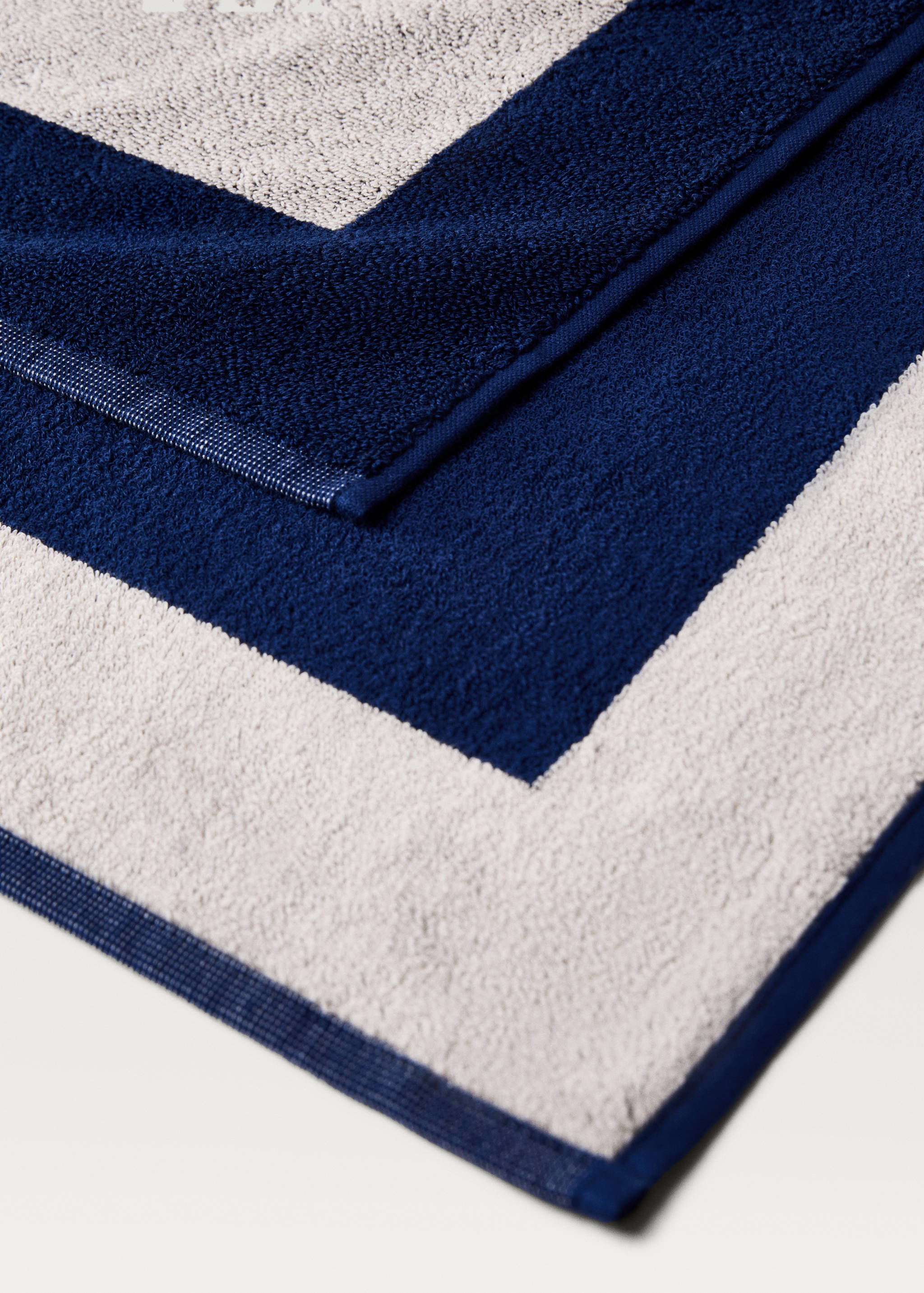 Cotton beach towel with frame design - Details of the article 2