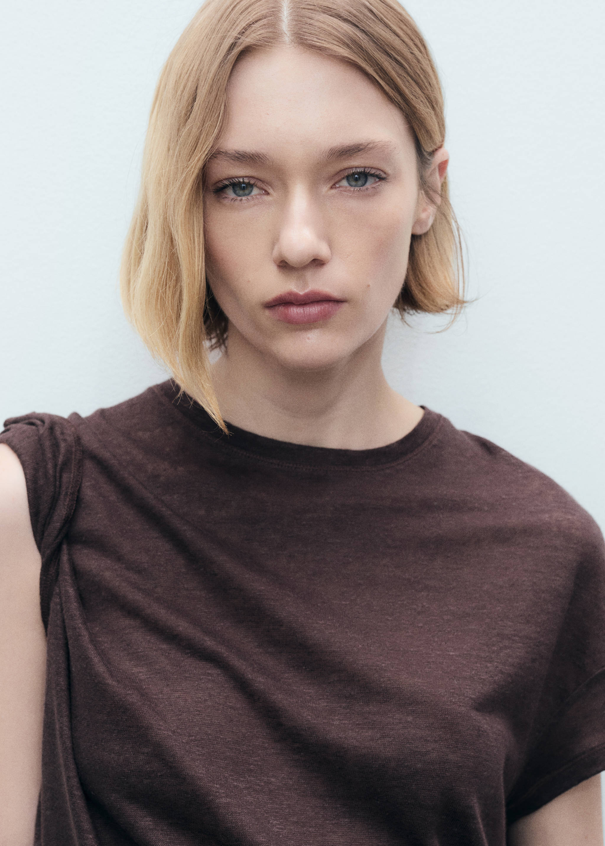 Short-sleeved linen t-shirt - Details of the article 1