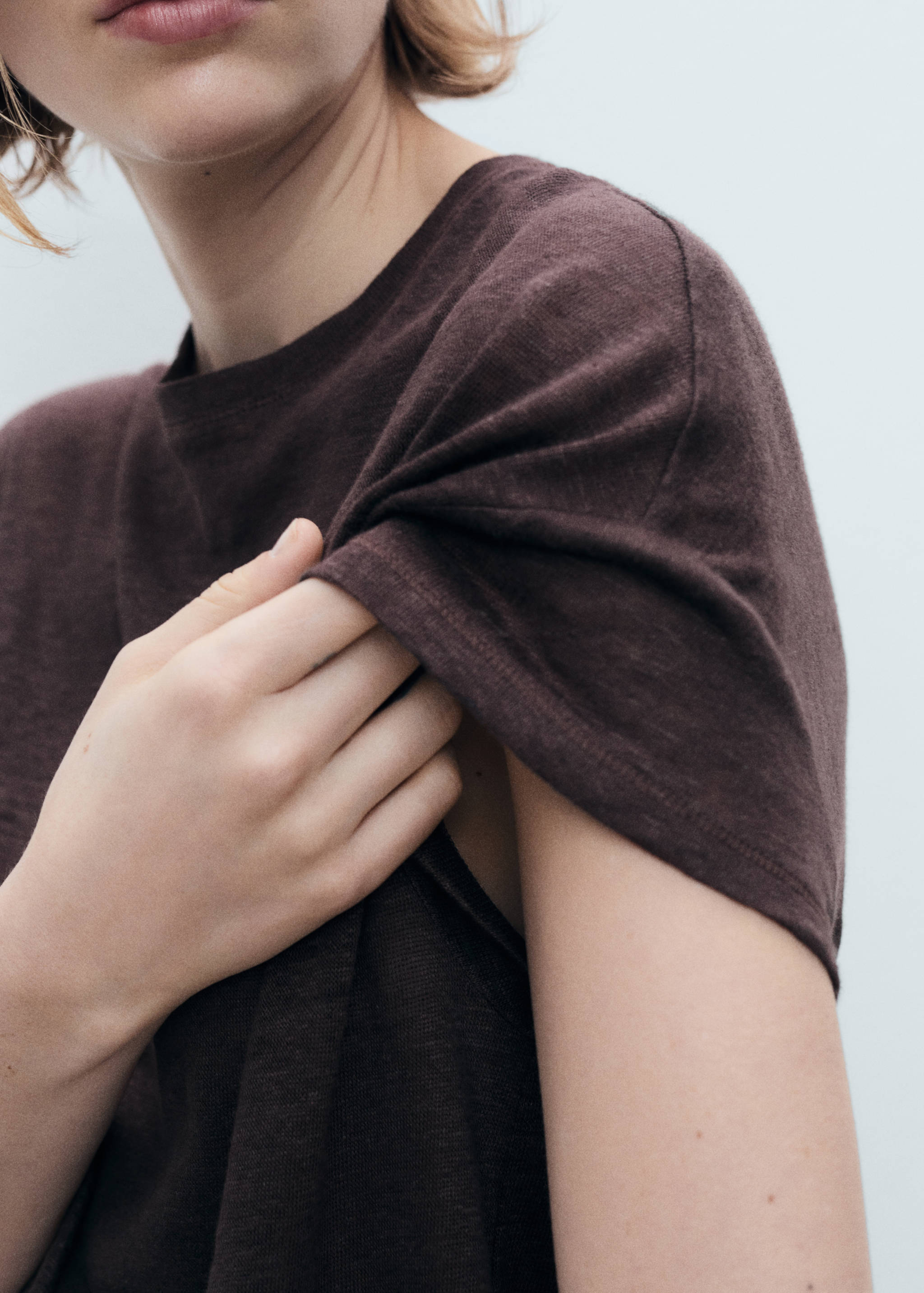 Short-sleeved linen t-shirt - Details of the article 6