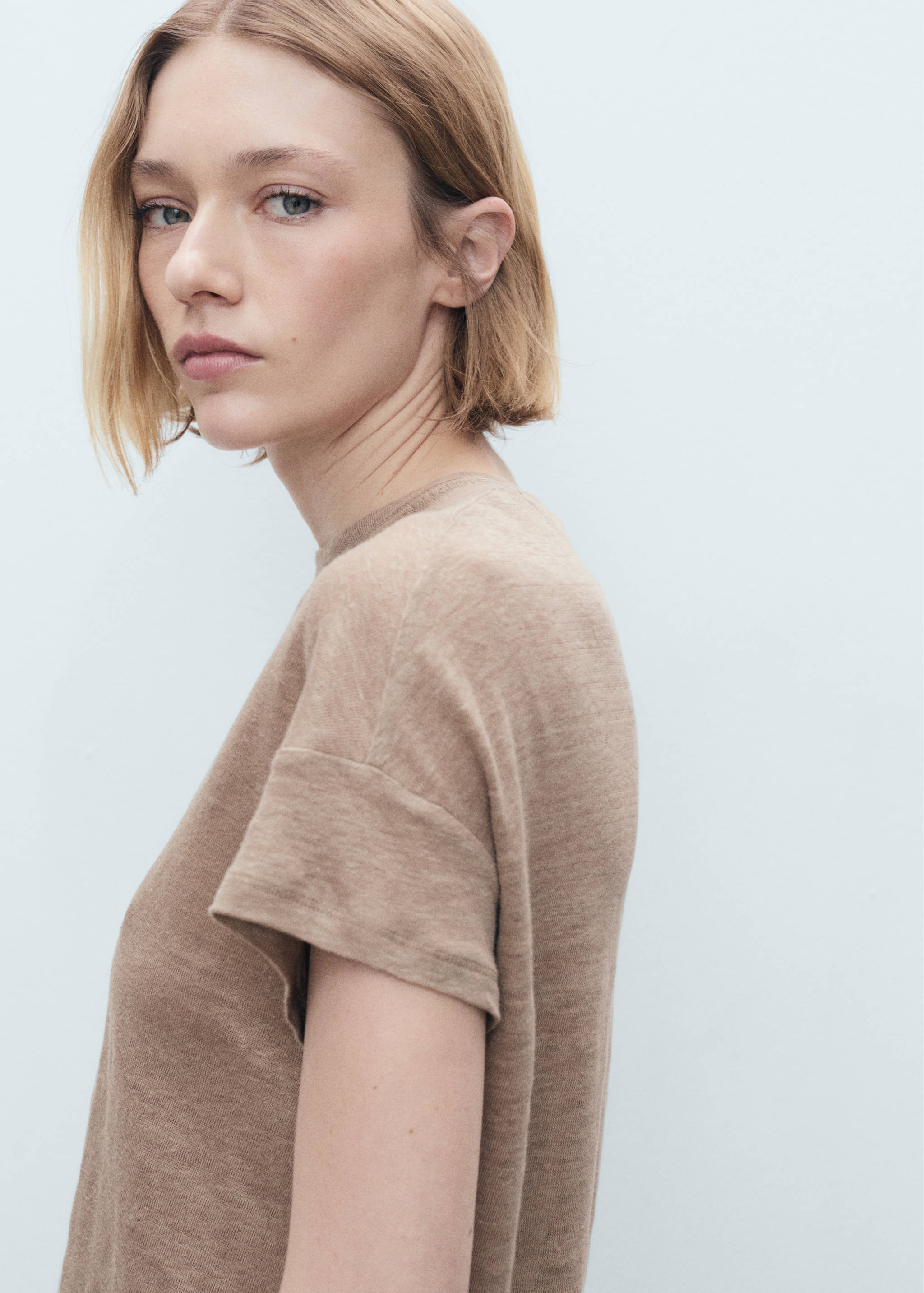 Short-sleeved linen t-shirt - Details of the article 1