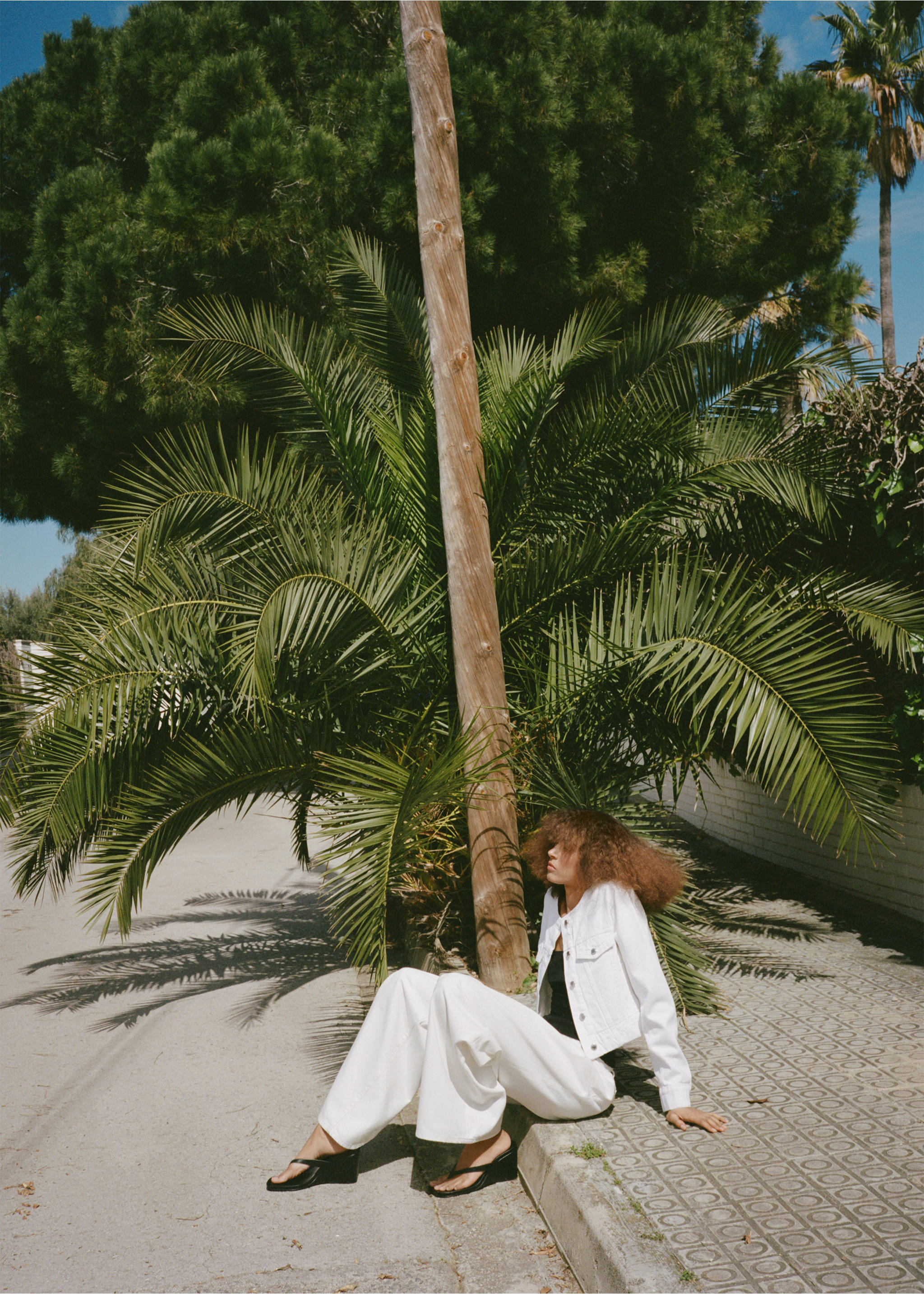 Crop denim jacket - Details of the article 6, White. Ref: 87057175-00.