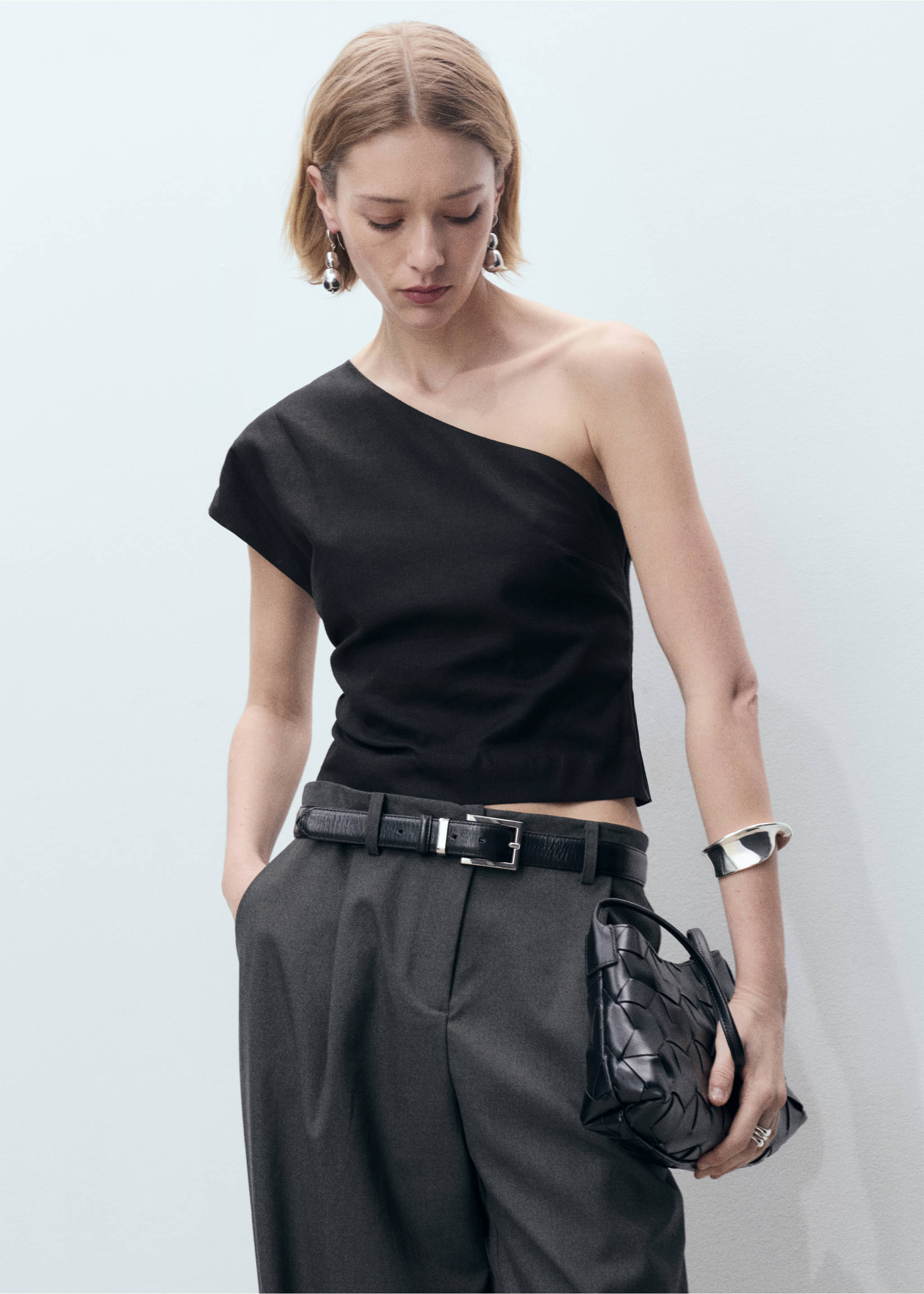 Asymetryczny top z lnu - Plan średni, Czarny. Ref: 87057178-00.