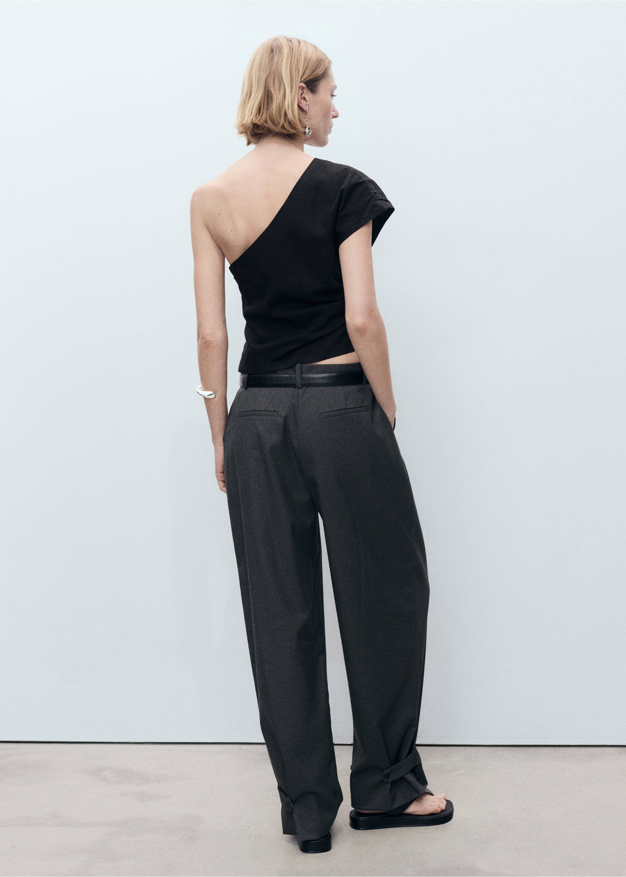 Asymetryczny top z lnu - Tylna strona artykułu, Czarny. Ref: 87057178-00.