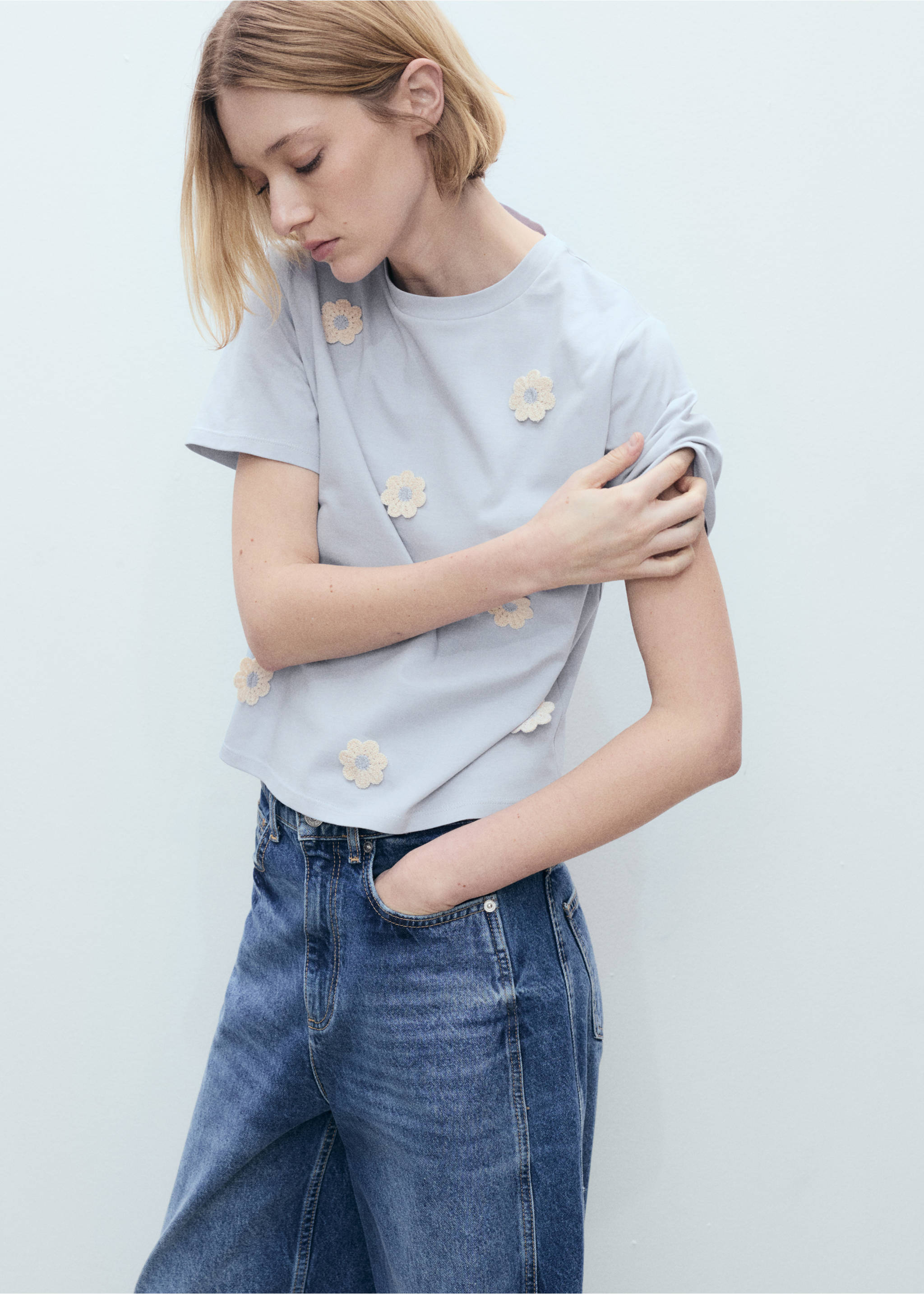 Cotton T-shirt with flower detail - Medium plane, Blue. Ref: 87057179-00.