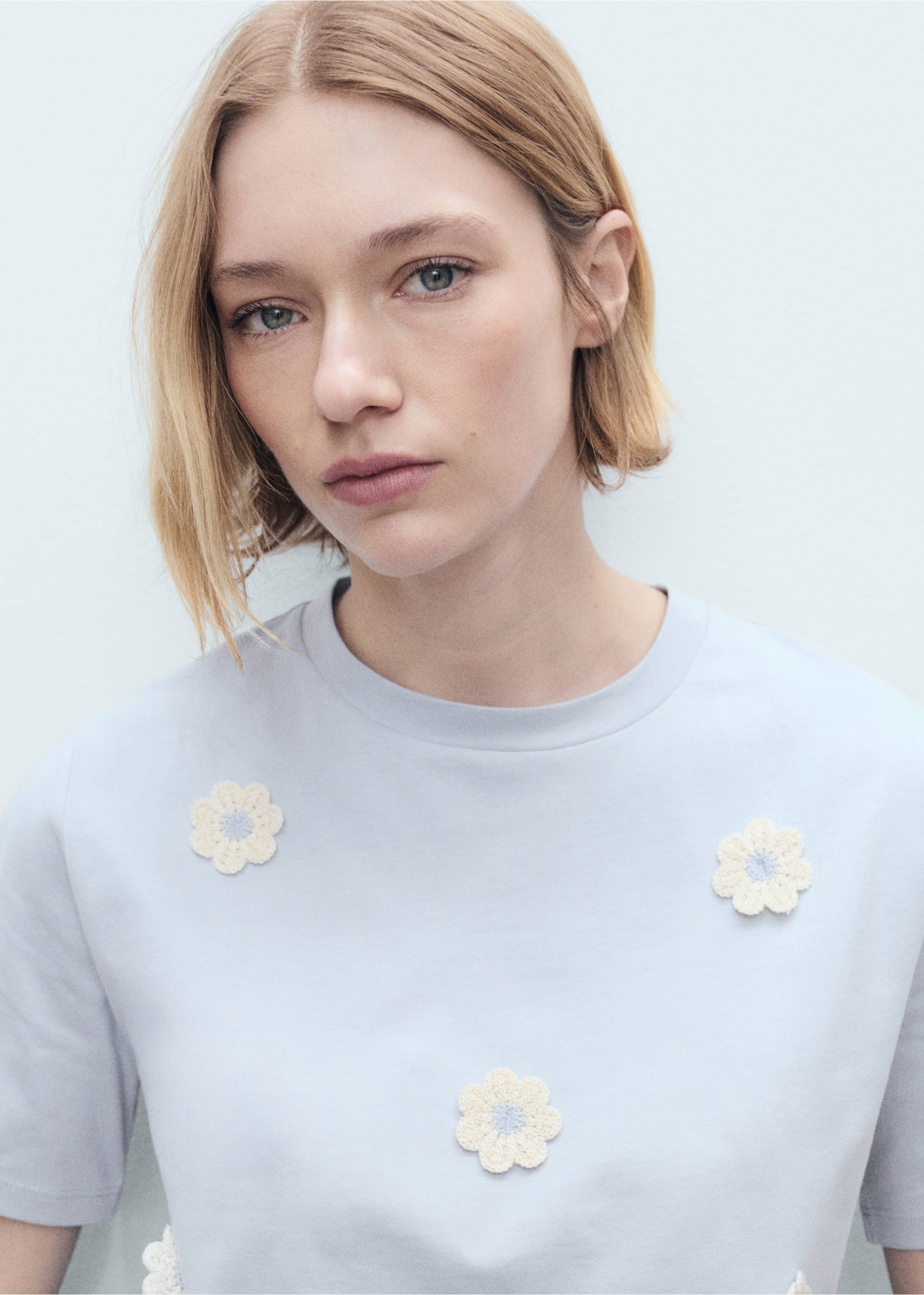 Cotton T-shirt with flower detail - Details of the article 1, Blue. Ref: 87057179-00.