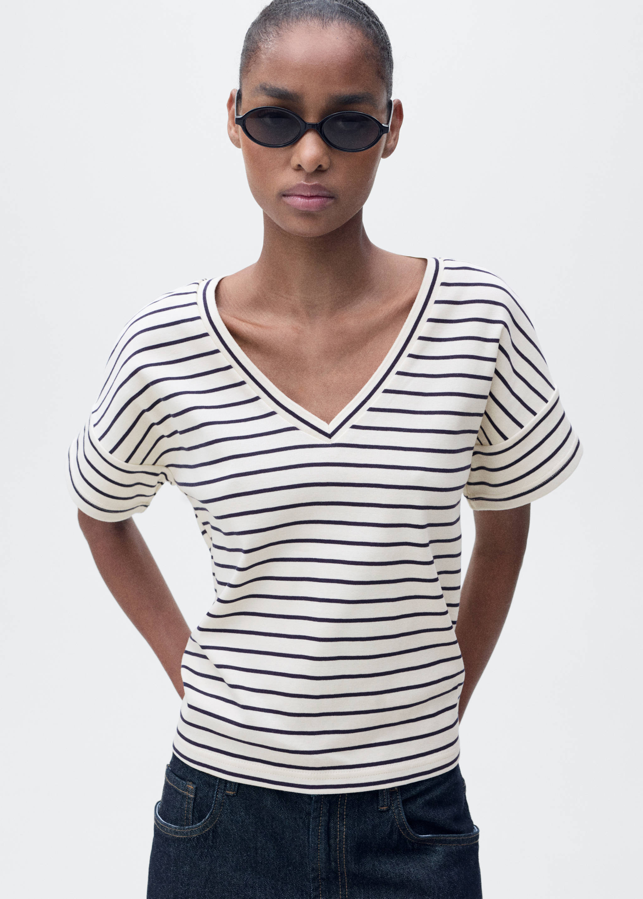V-neck striped T-shirt - Medium plane