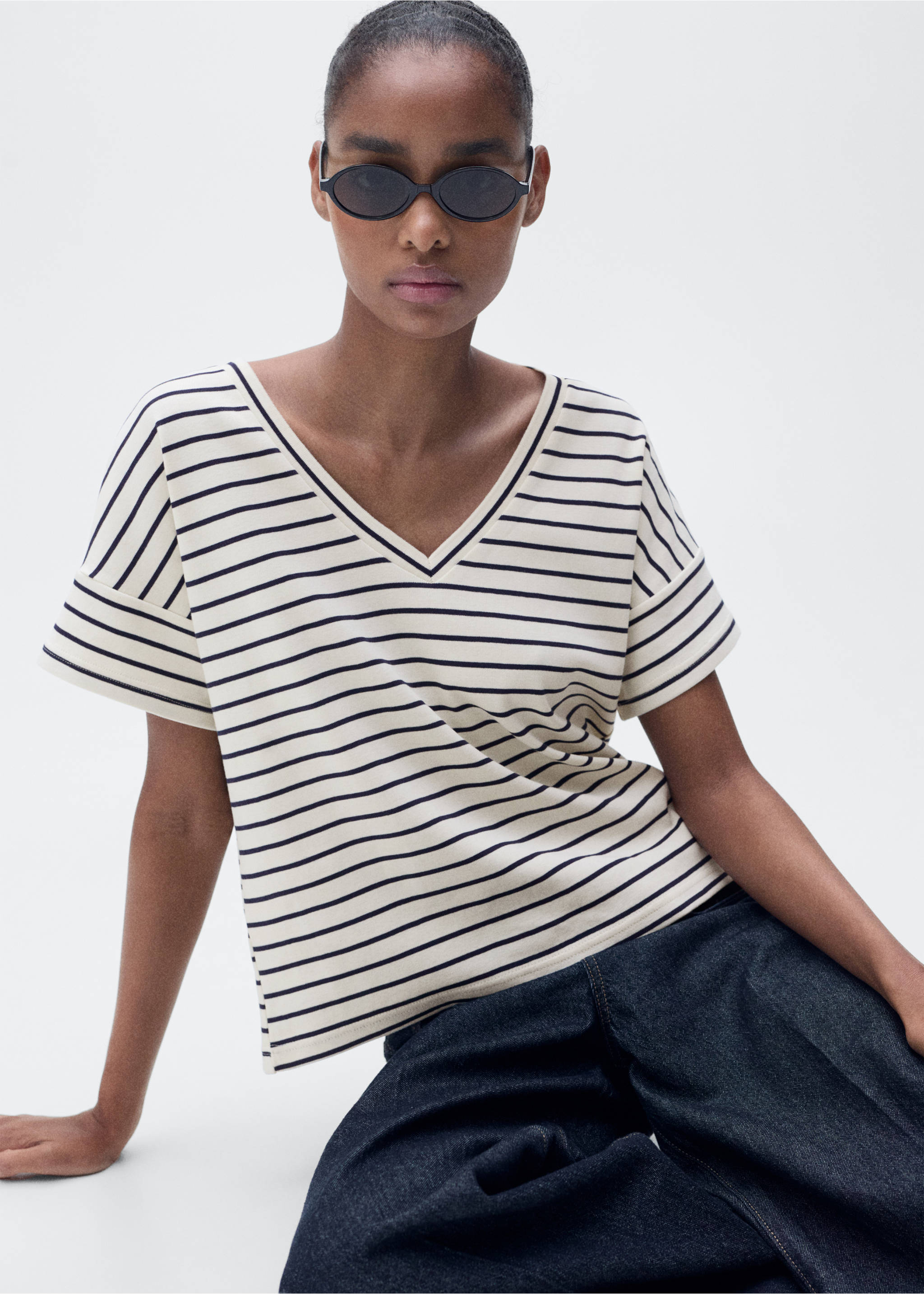 V-neck striped T-shirt - Details of the article 2, Dark Navy. Ref: 87057183-00.