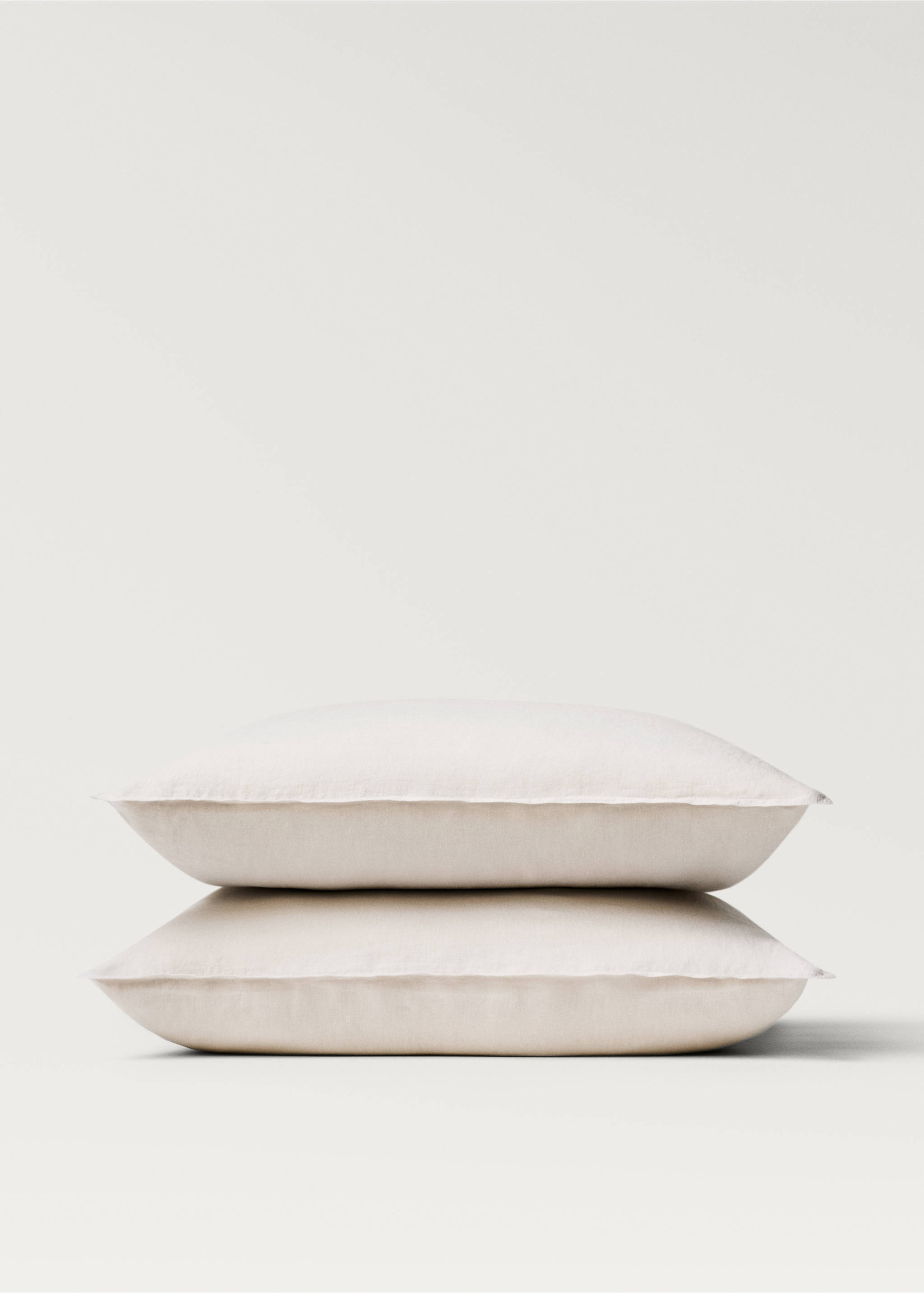 Two washed linen pillowcases 60x60 cm - Details of the article 1, Beige. Ref: 87057197-00.